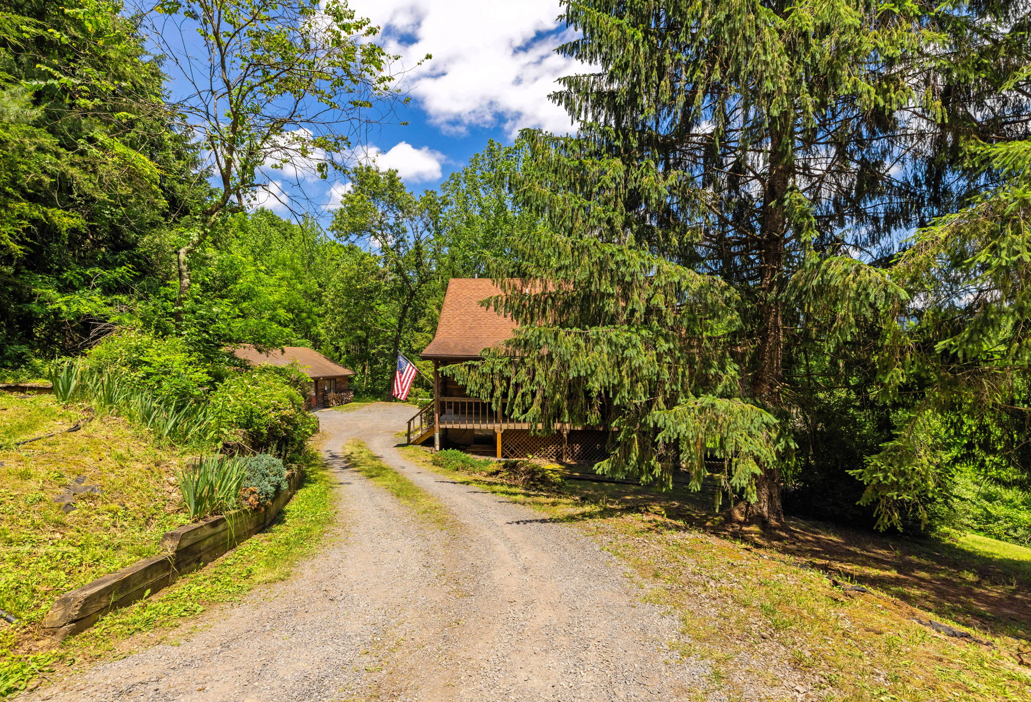 Hot Tub, Private Trails, Waterfall & Outdoor Fun