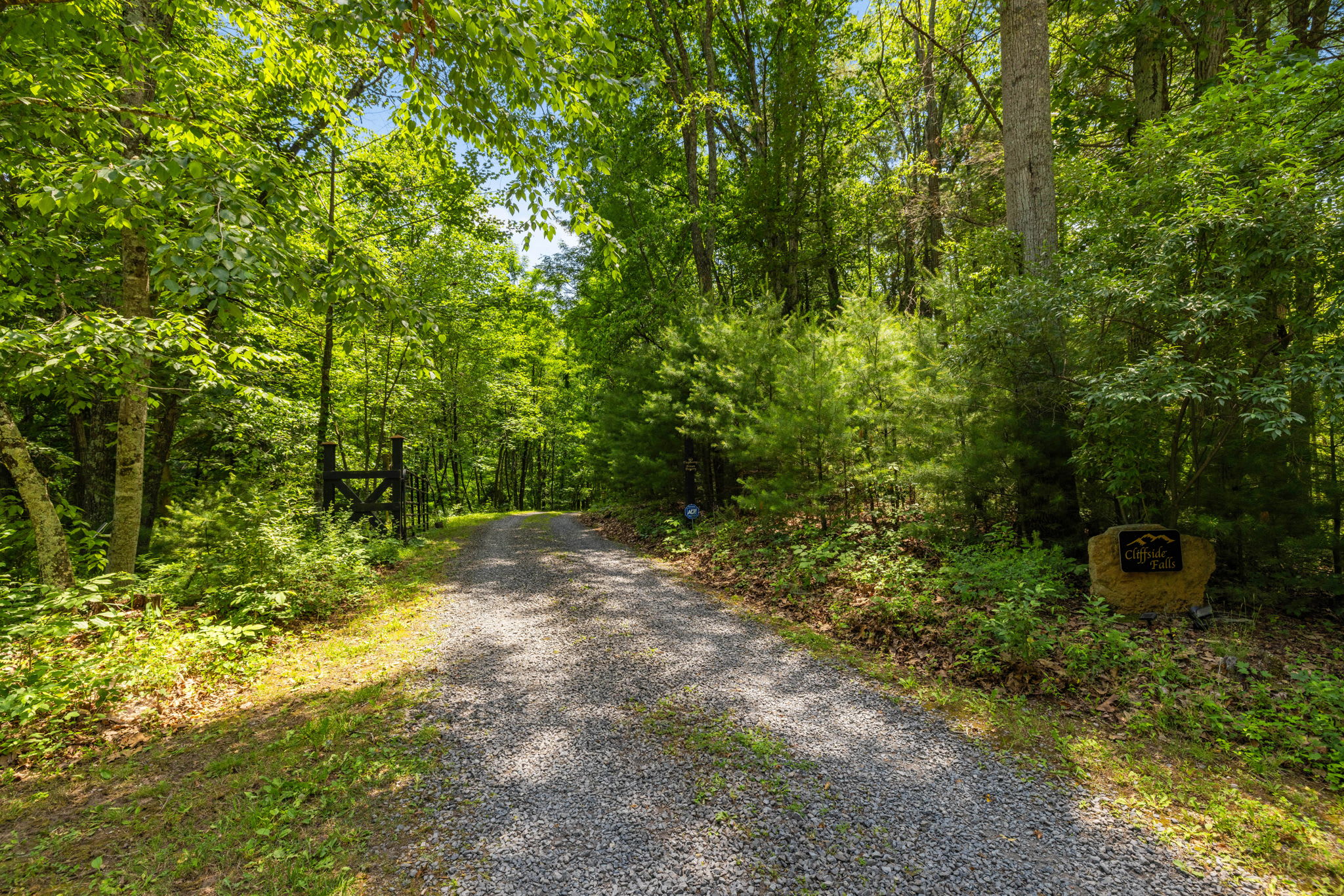 Hot Tub, Private Trails, Waterfall & Outdoor Fun