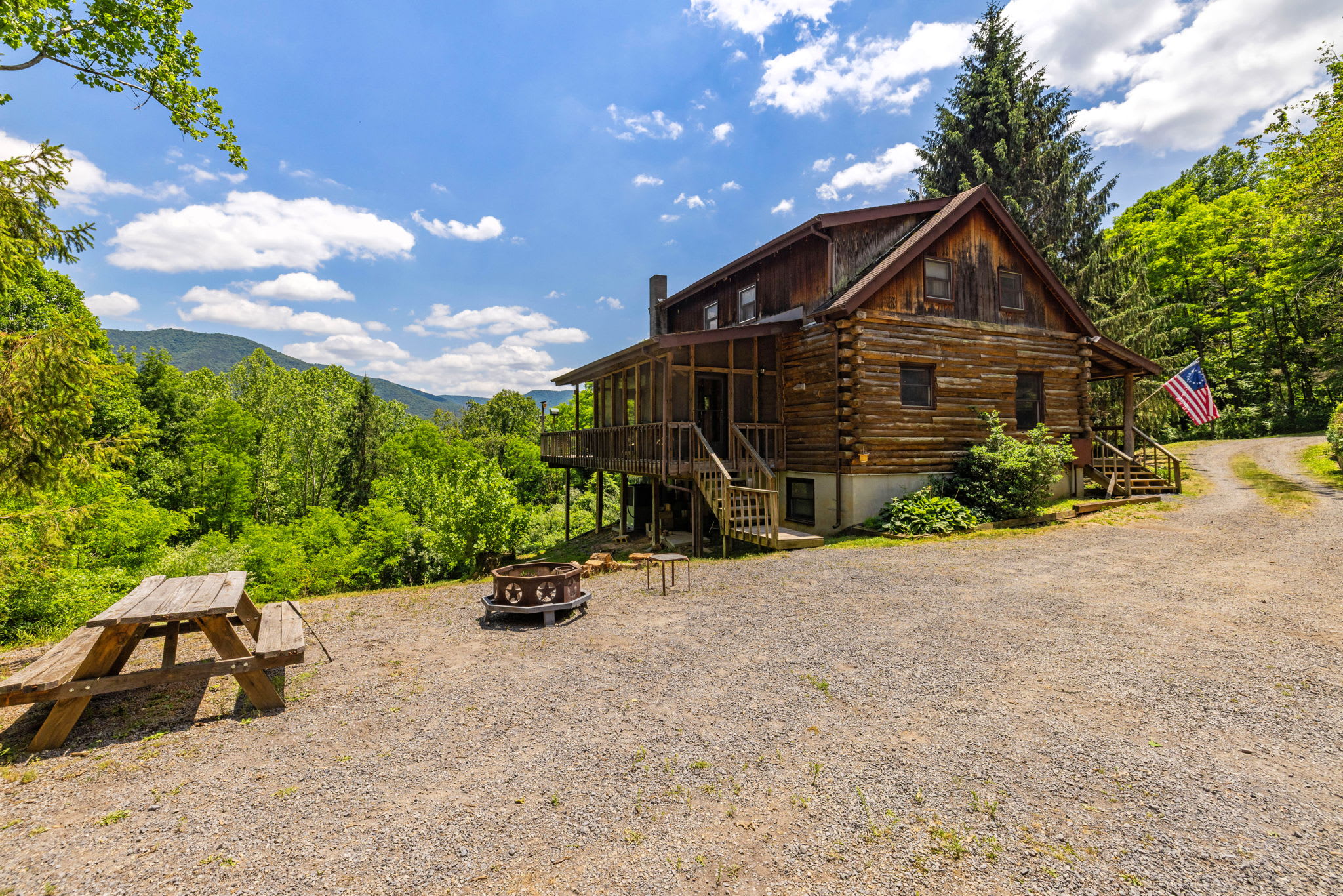 Hot Tub, Private Trails, Waterfall & Outdoor Fun