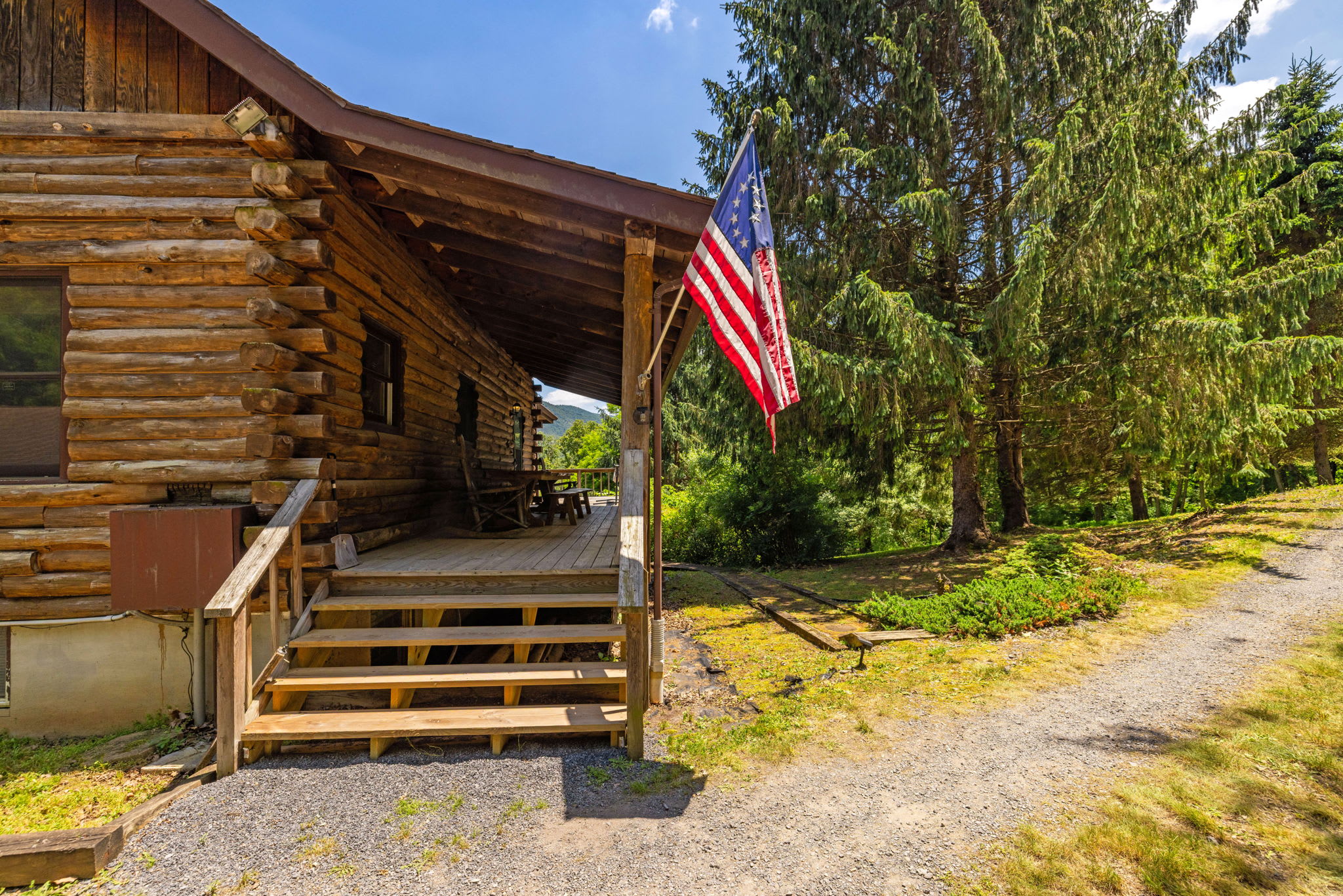 Hot Tub, Private Trails, Waterfall & Outdoor Fun
