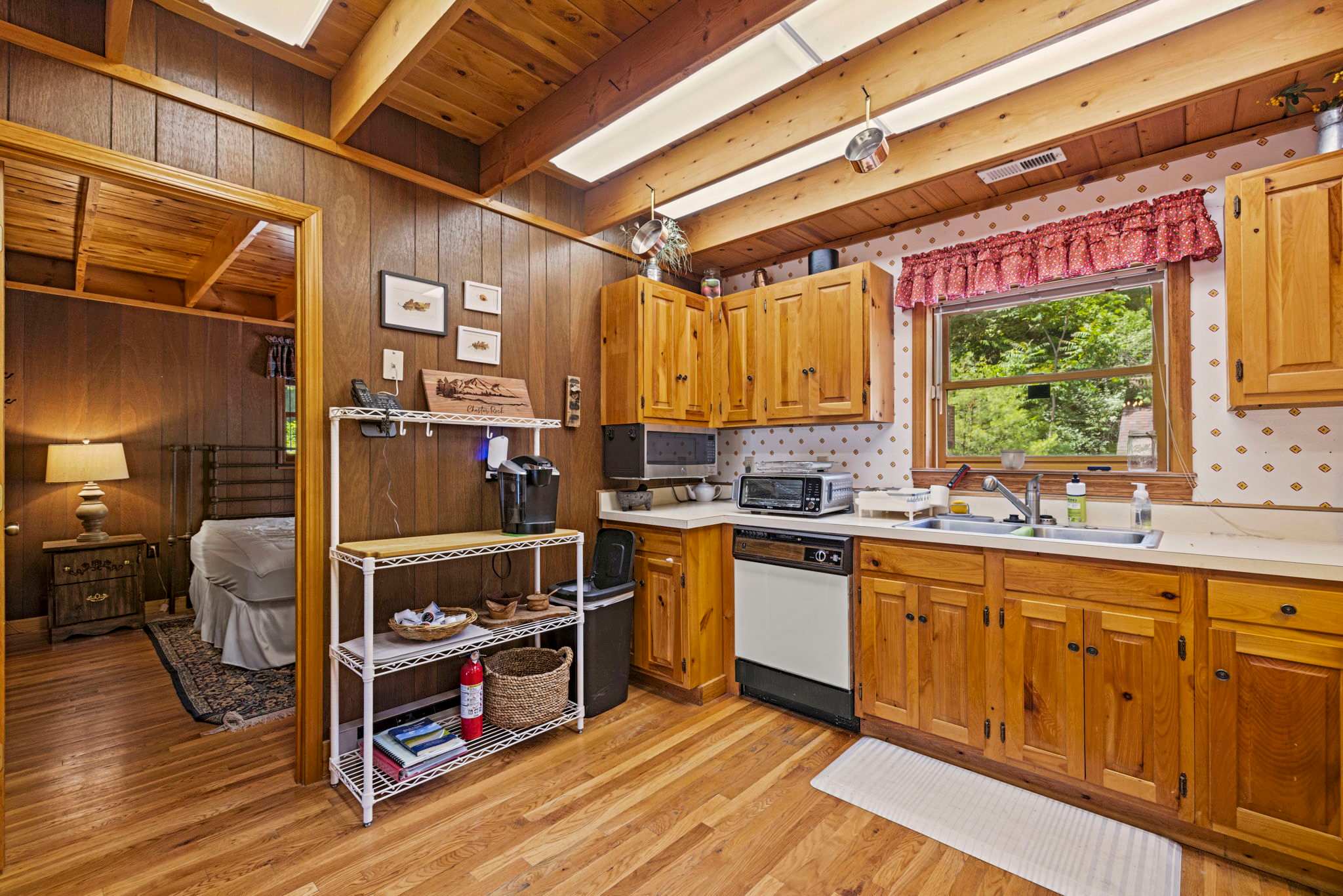 Hot Tub, Private Trails, Waterfall & Outdoor Fun