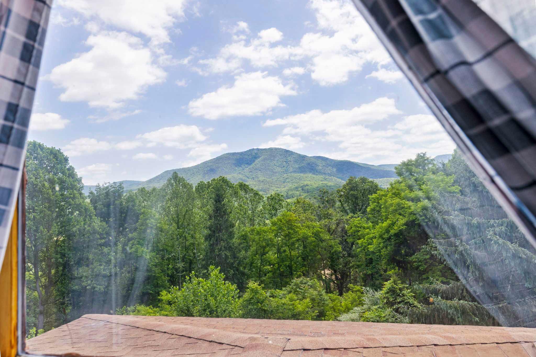 Hot Tub, Private Trails, Waterfall & Outdoor Fun