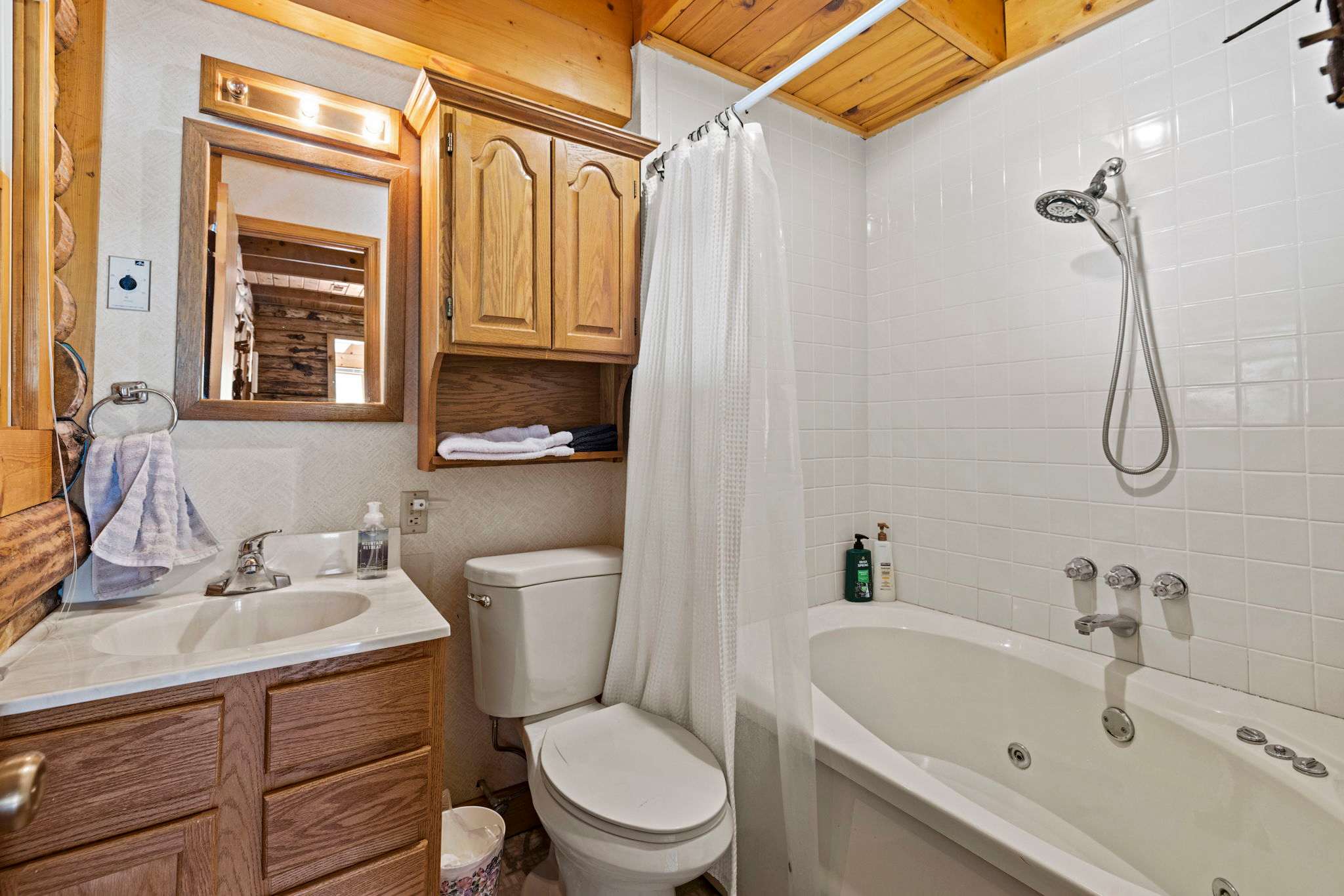 Hot Tub, Private Trails, Waterfall & Outdoor Fun
