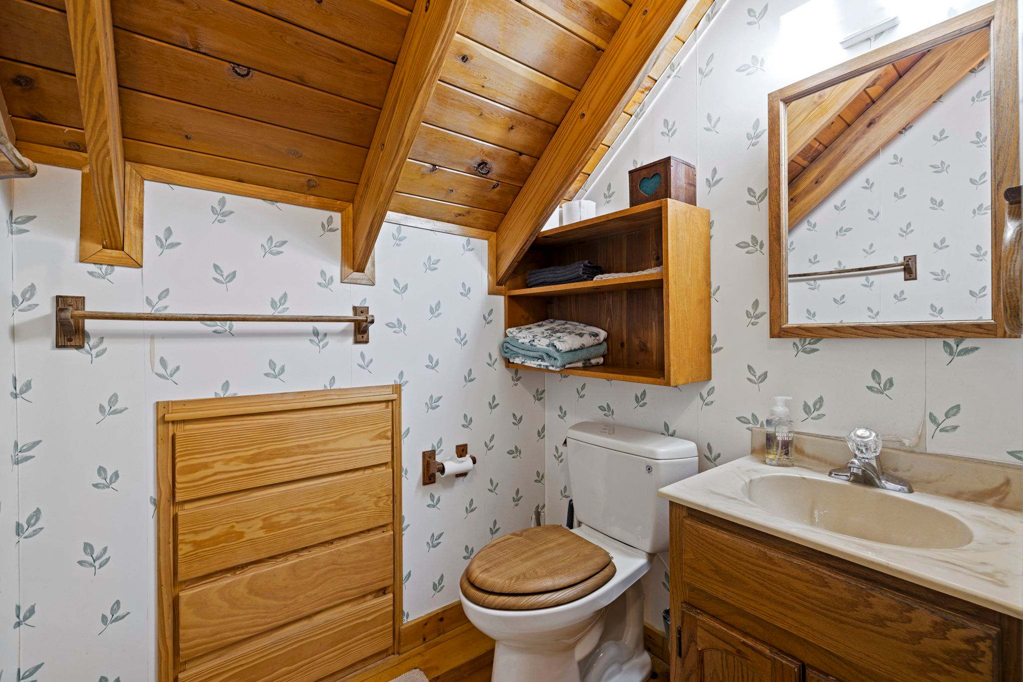Hot Tub, Private Trails, Waterfall & Outdoor Fun