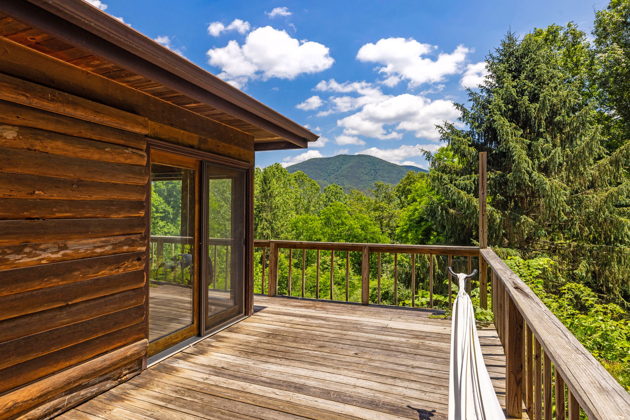 Hot Tub, Private Trails, Waterfall & Outdoor Fun