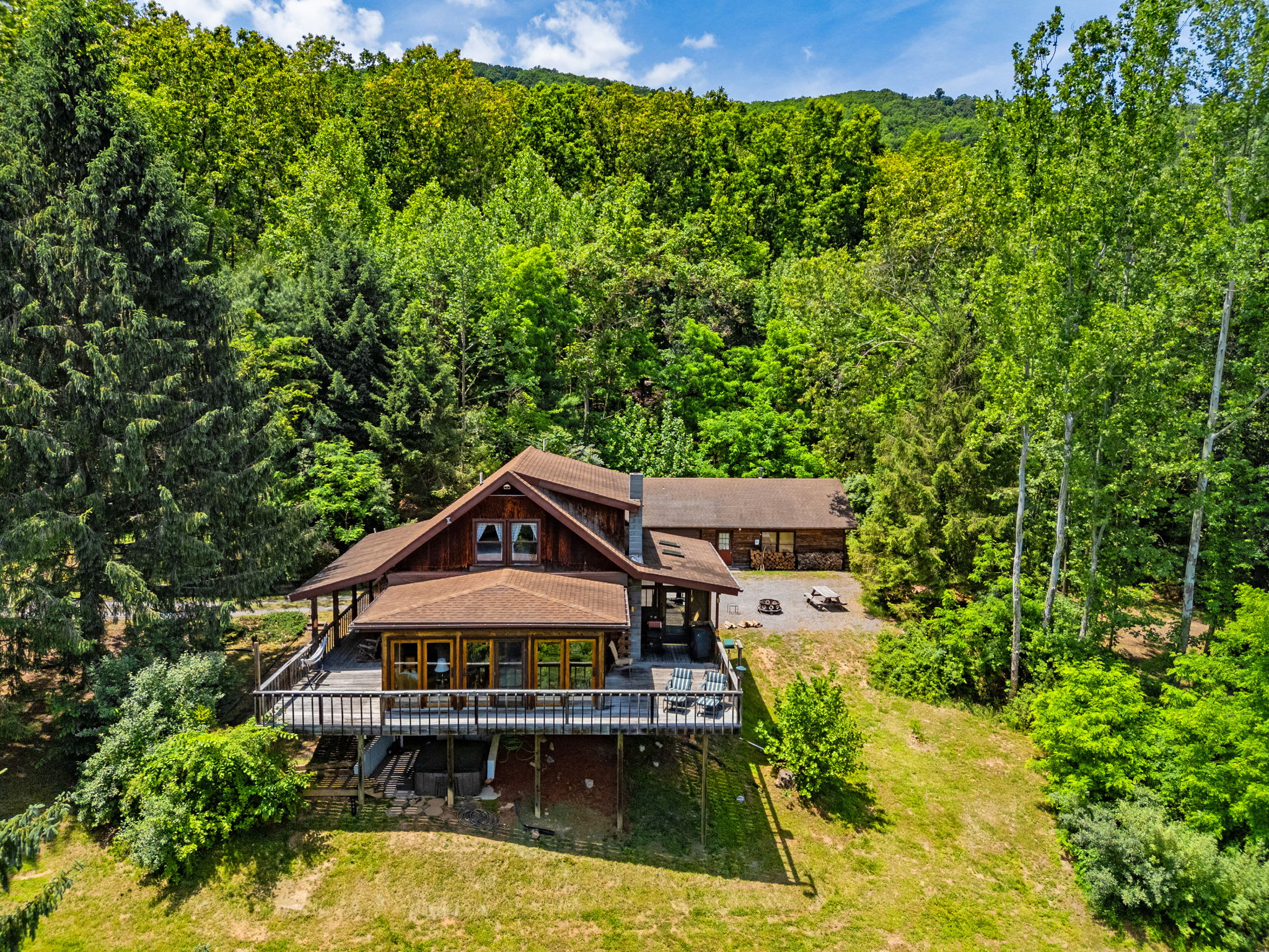 Hot Tub, Private Trails, Waterfall & Outdoor Fun