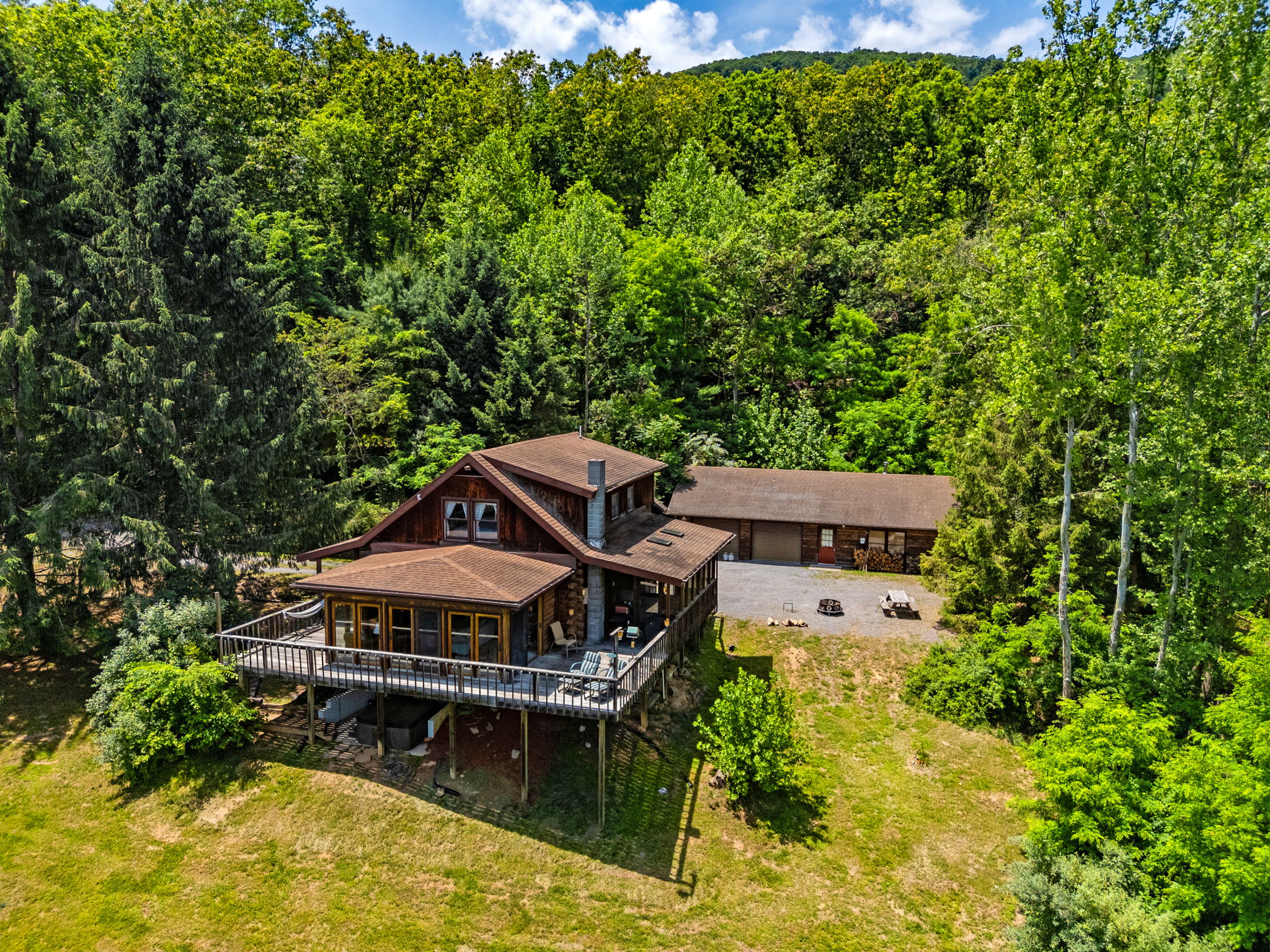 Hot Tub, Private Trails, Waterfall & Outdoor Fun