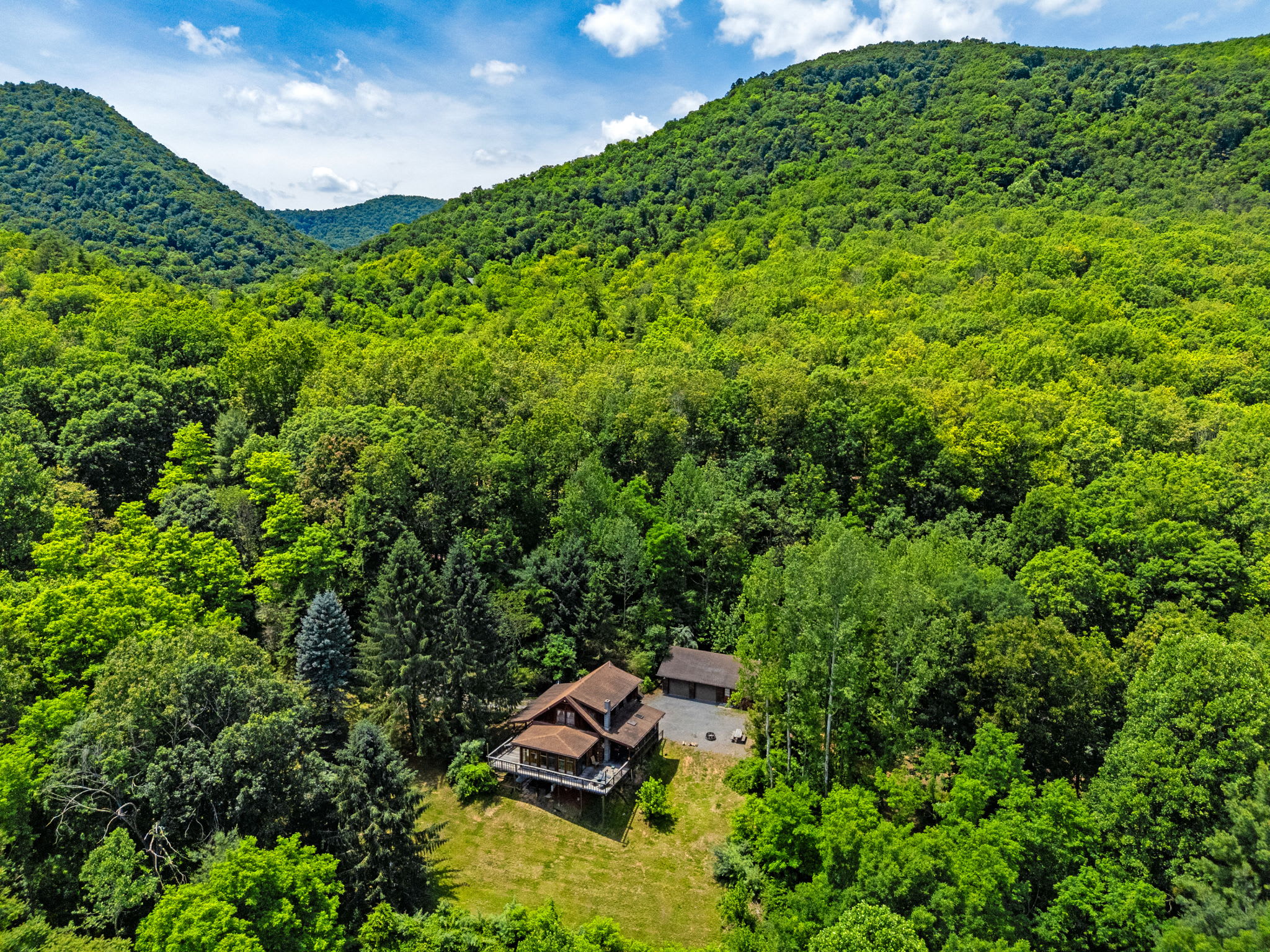 Hot Tub, Private Trails, Waterfall & Outdoor Fun