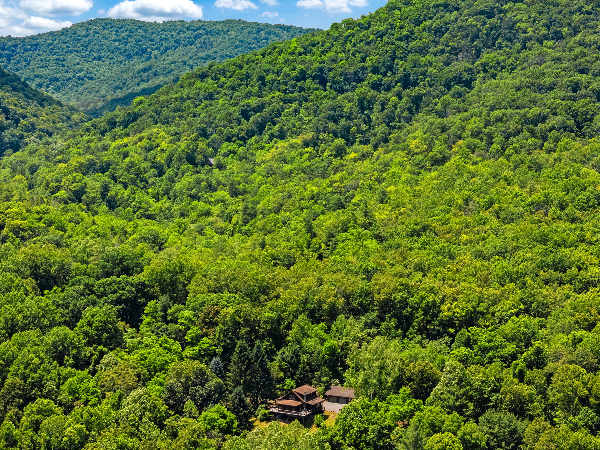 Hot Tub, Private Trails, Waterfall & Outdoor Fun