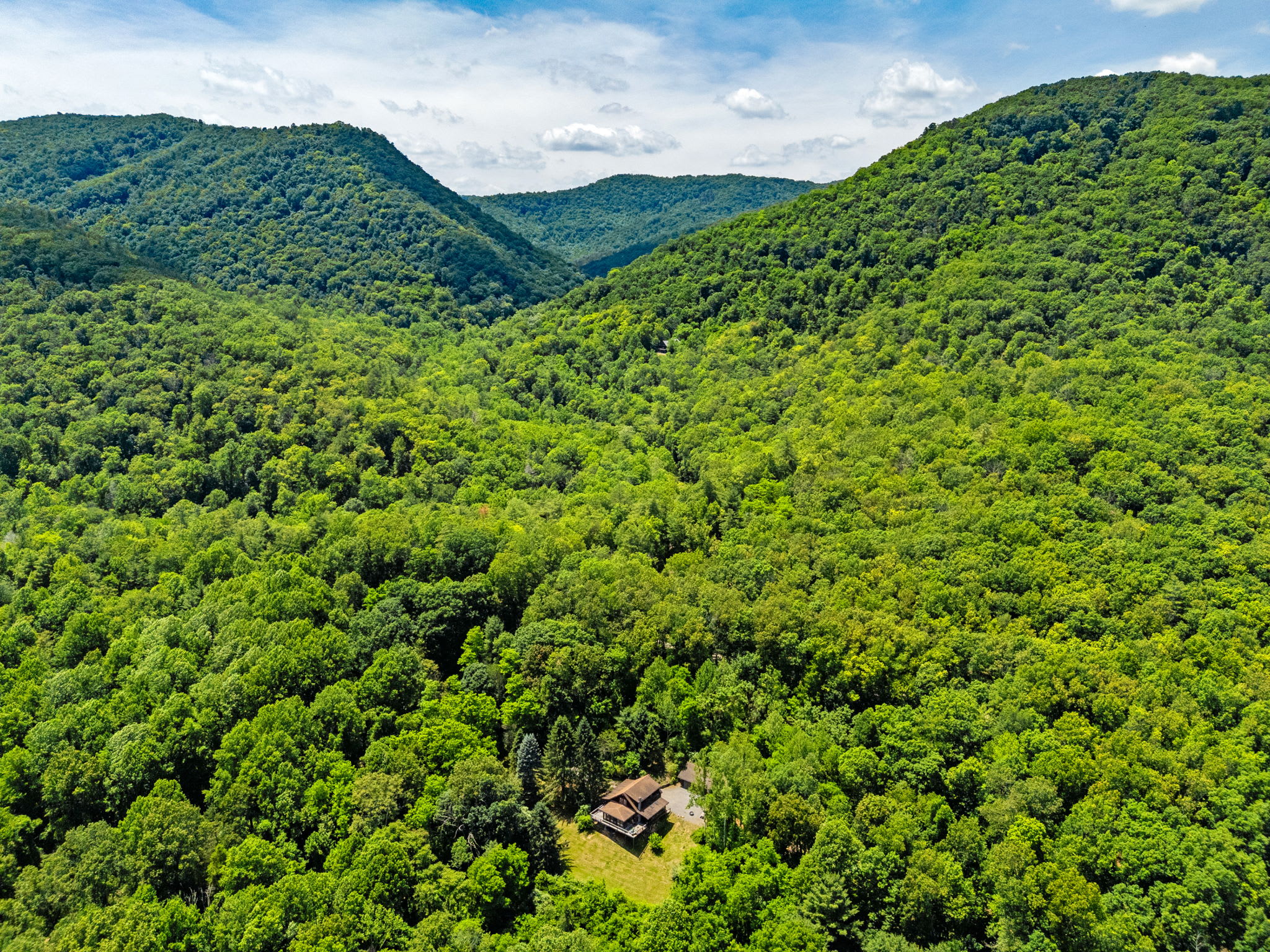 Hot Tub, Private Trails, Waterfall & Outdoor Fun