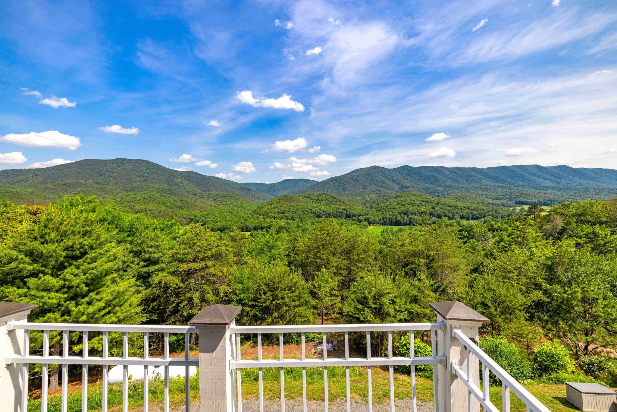 2 Mountain Retreats w 16 Bedrooms, Hot Tubs & More