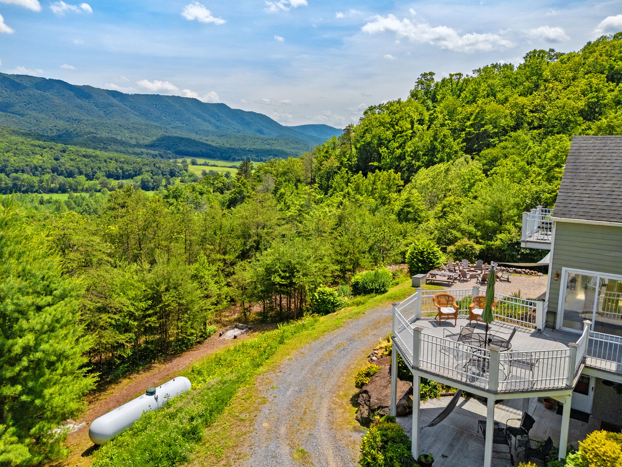 2 Mountain Retreats w 16 Bedrooms, Hot Tubs & More