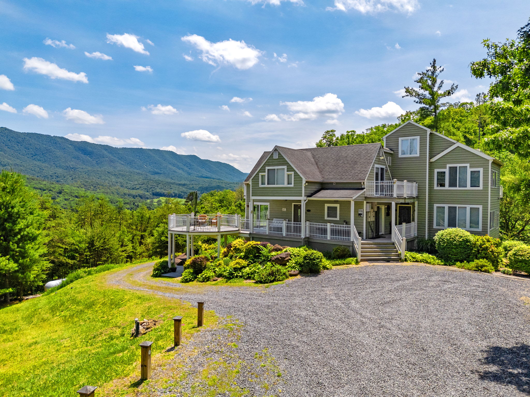 2 Mountain Retreats w 16 Bedrooms, Hot Tubs & More