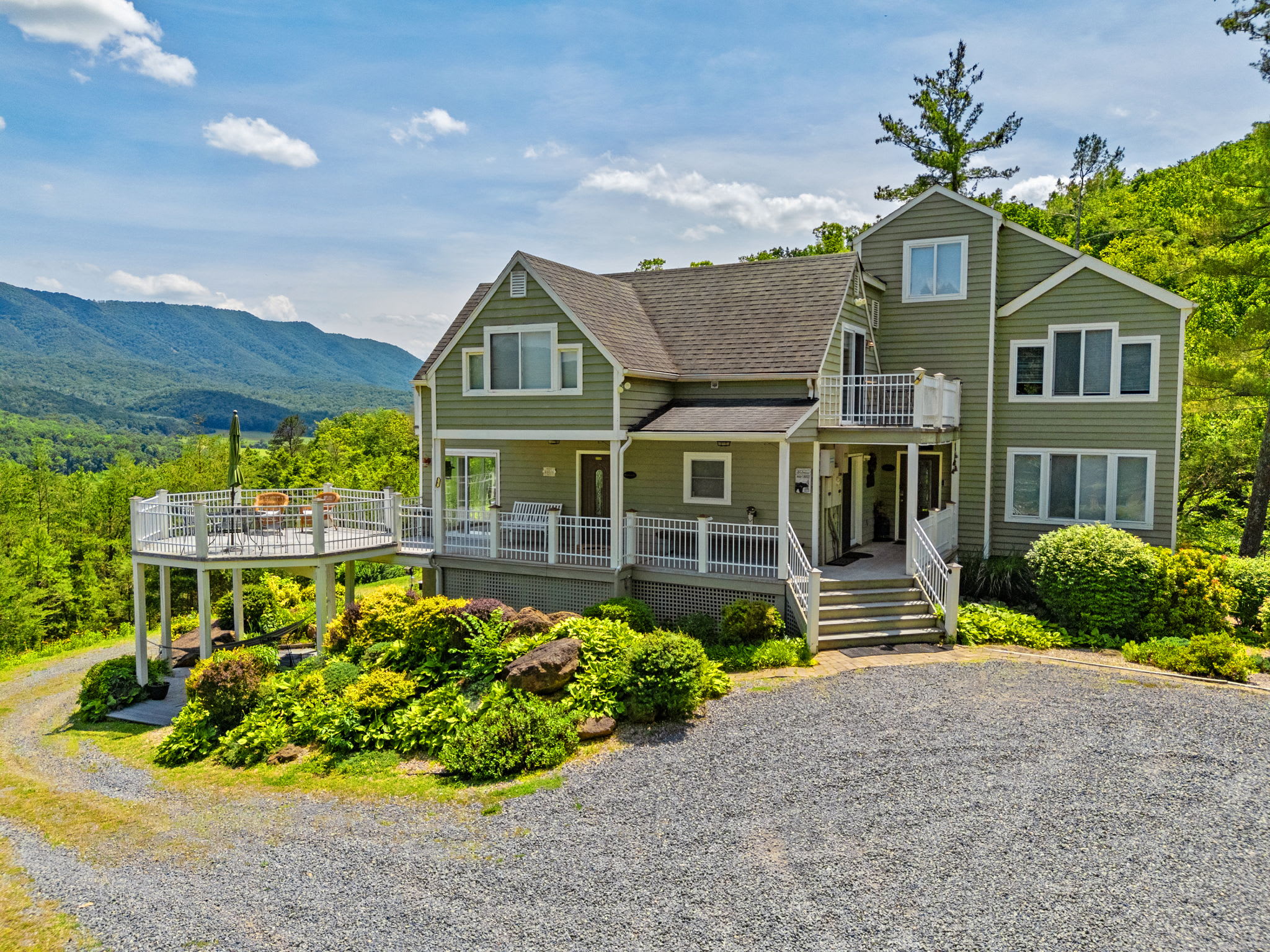 2 Mountain Retreats w 16 Bedrooms, Hot Tubs & More