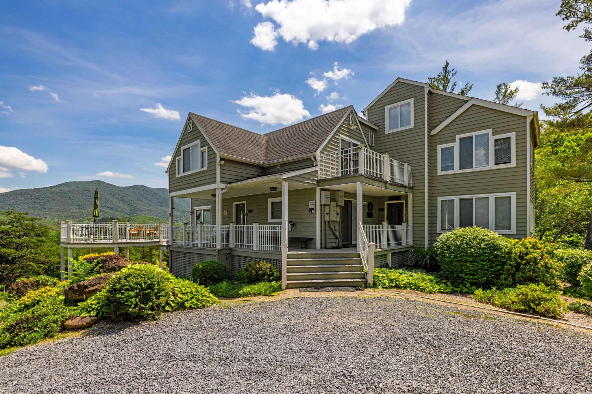 2 Mountain Retreats w 16 Bedrooms, Hot Tubs & More