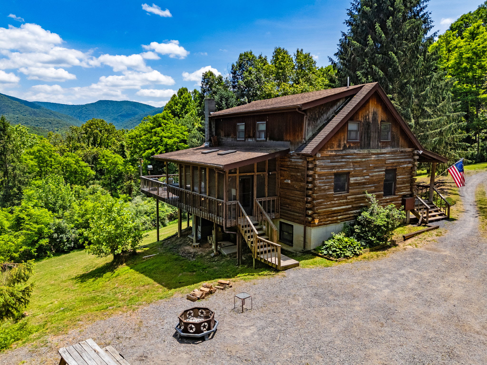 2 Mountain Retreats w 16 Bedrooms, Hot Tubs & More