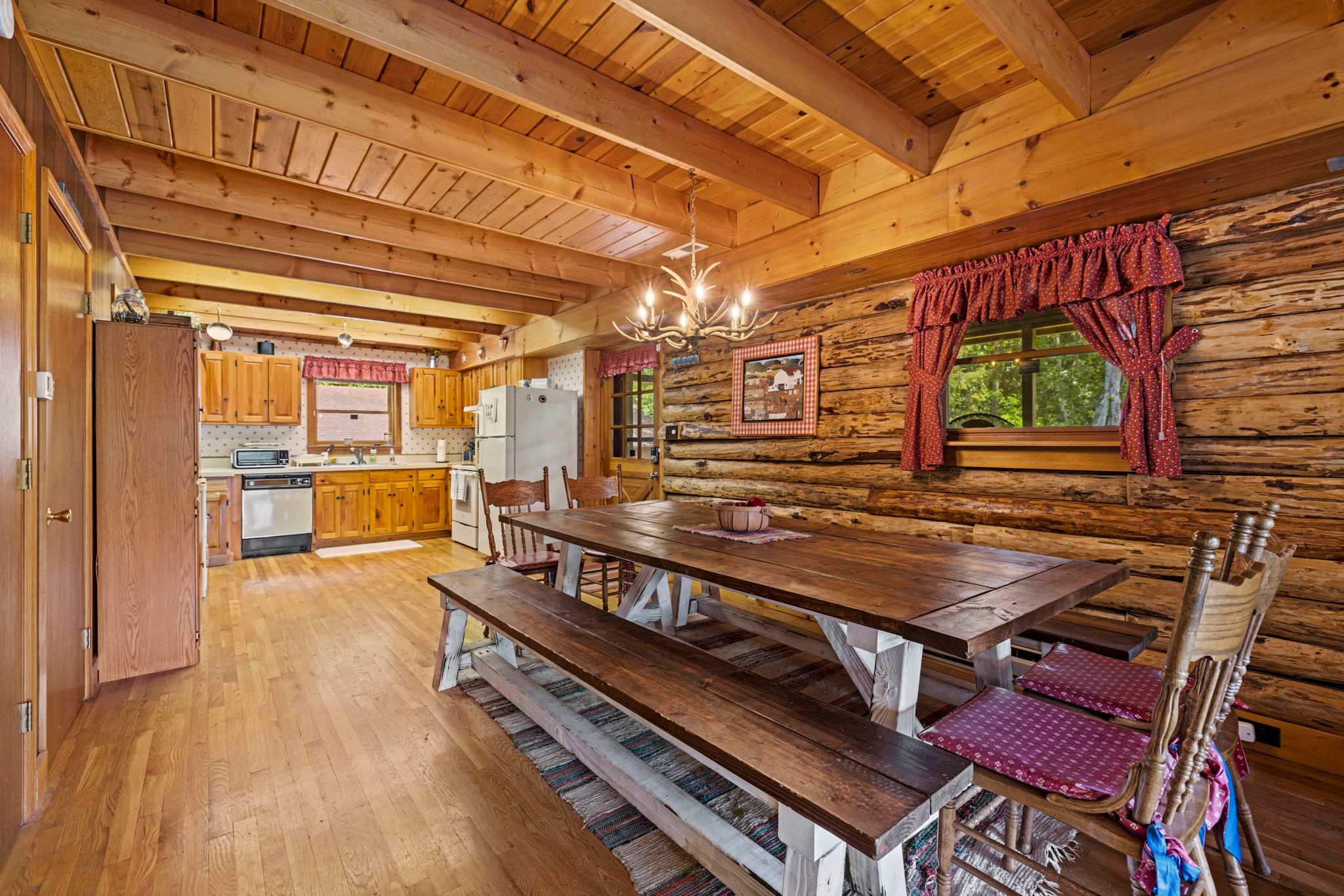 2 Mountain Retreats w 16 Bedrooms, Hot Tubs & More
