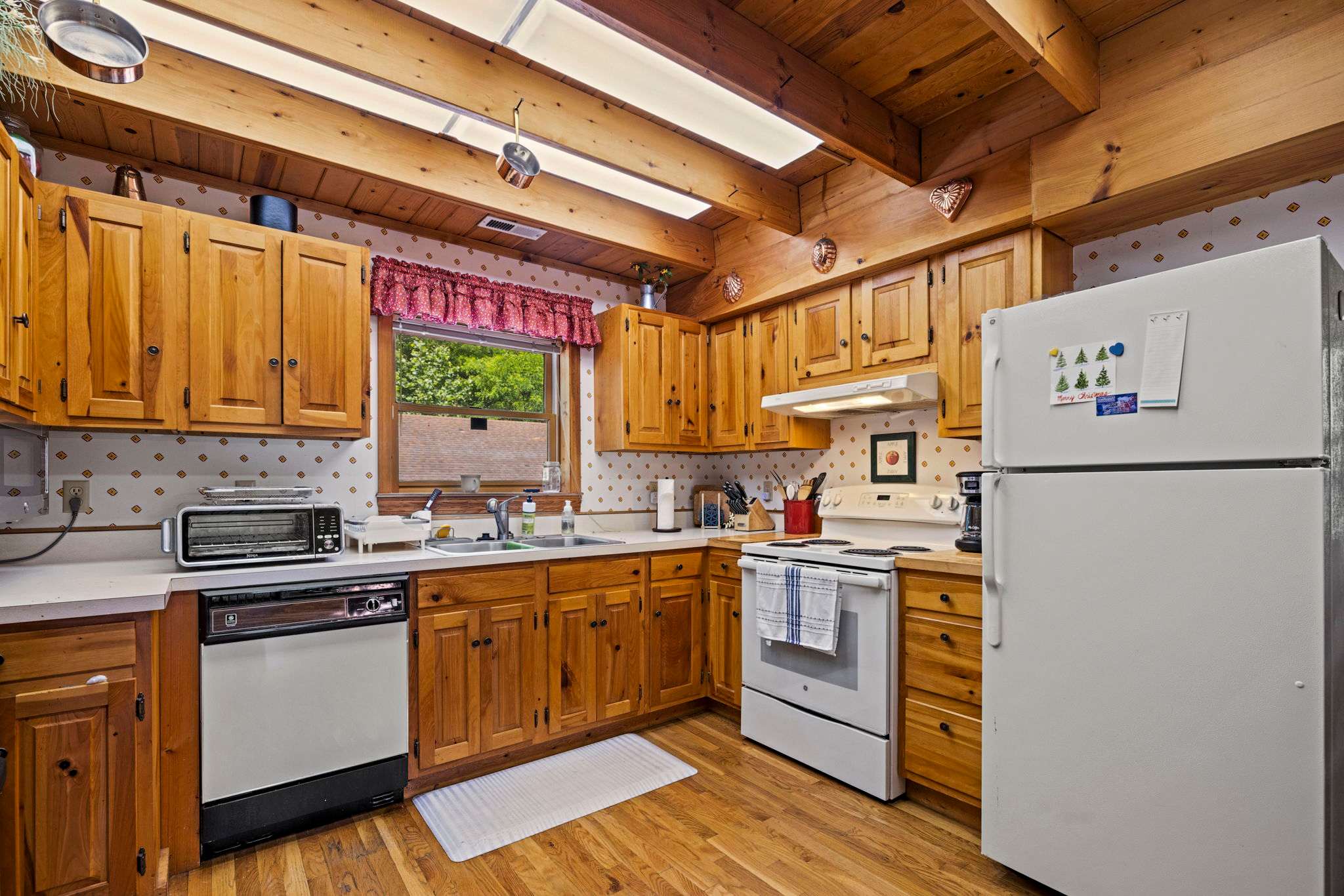 2 Mountain Retreats w 16 Bedrooms, Hot Tubs & More