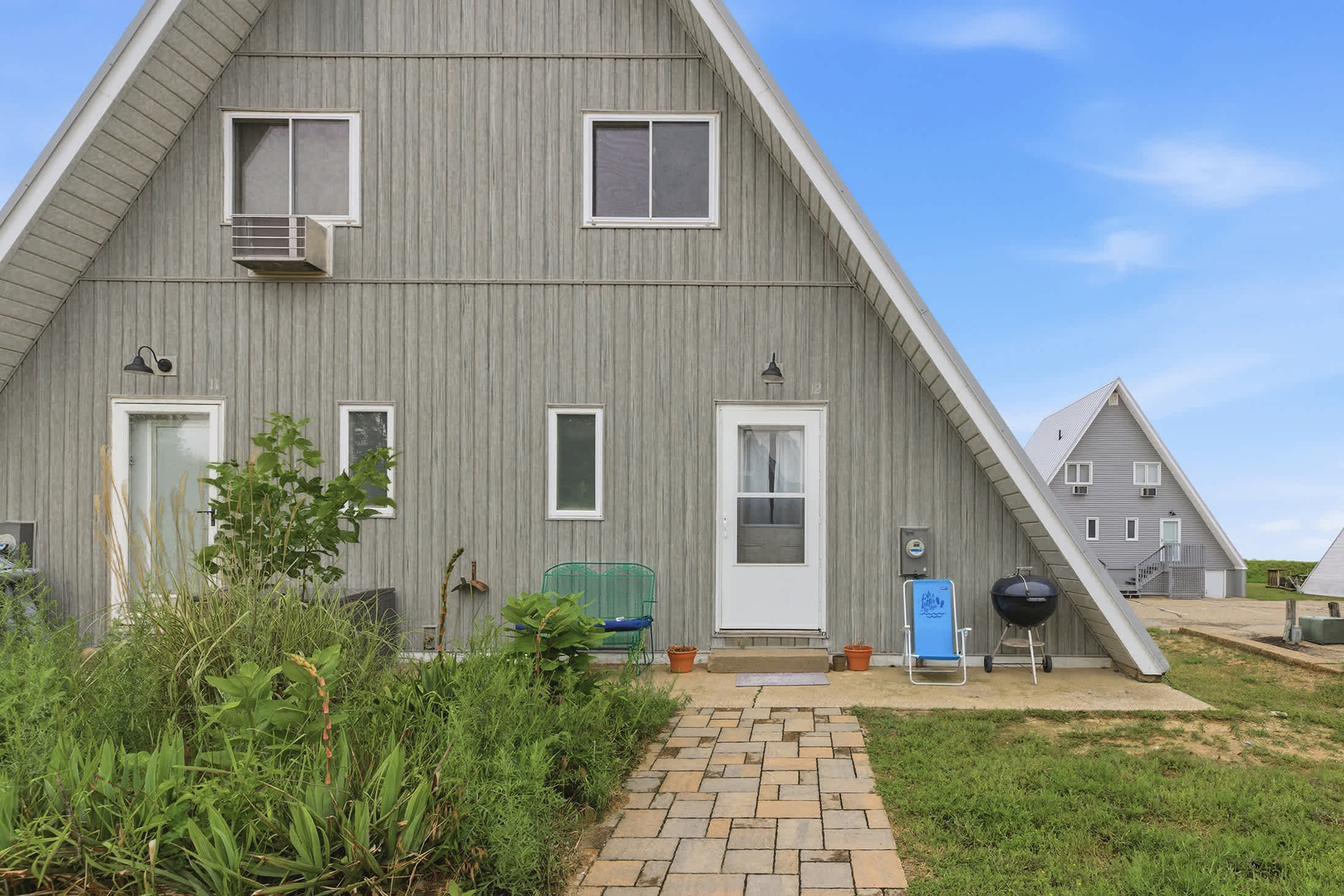 Beach access and outdoor grilling make lakeside meals easy to enjoy.