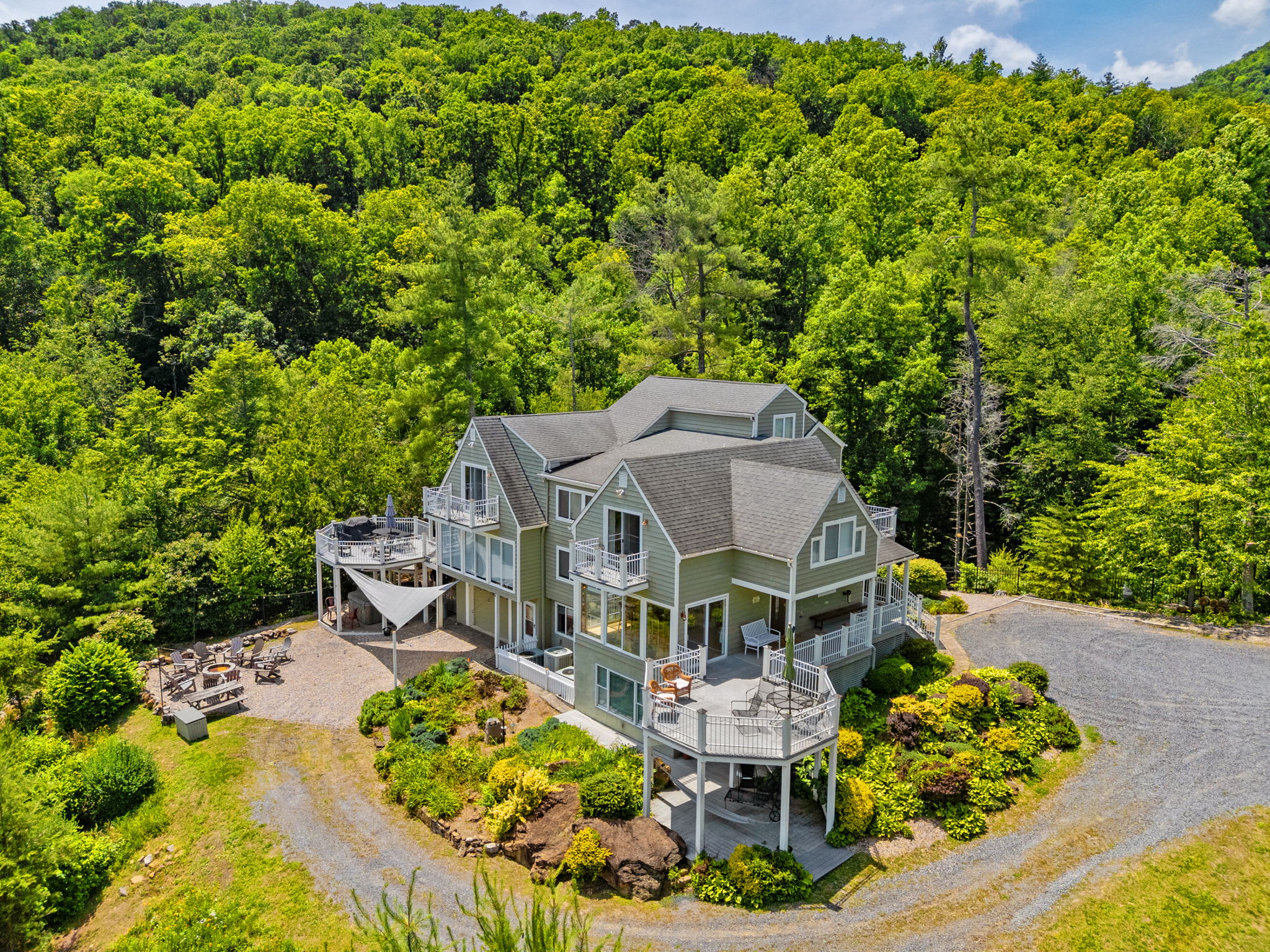 Secluded Retreat Endless Mtn Views, Rushing Stream