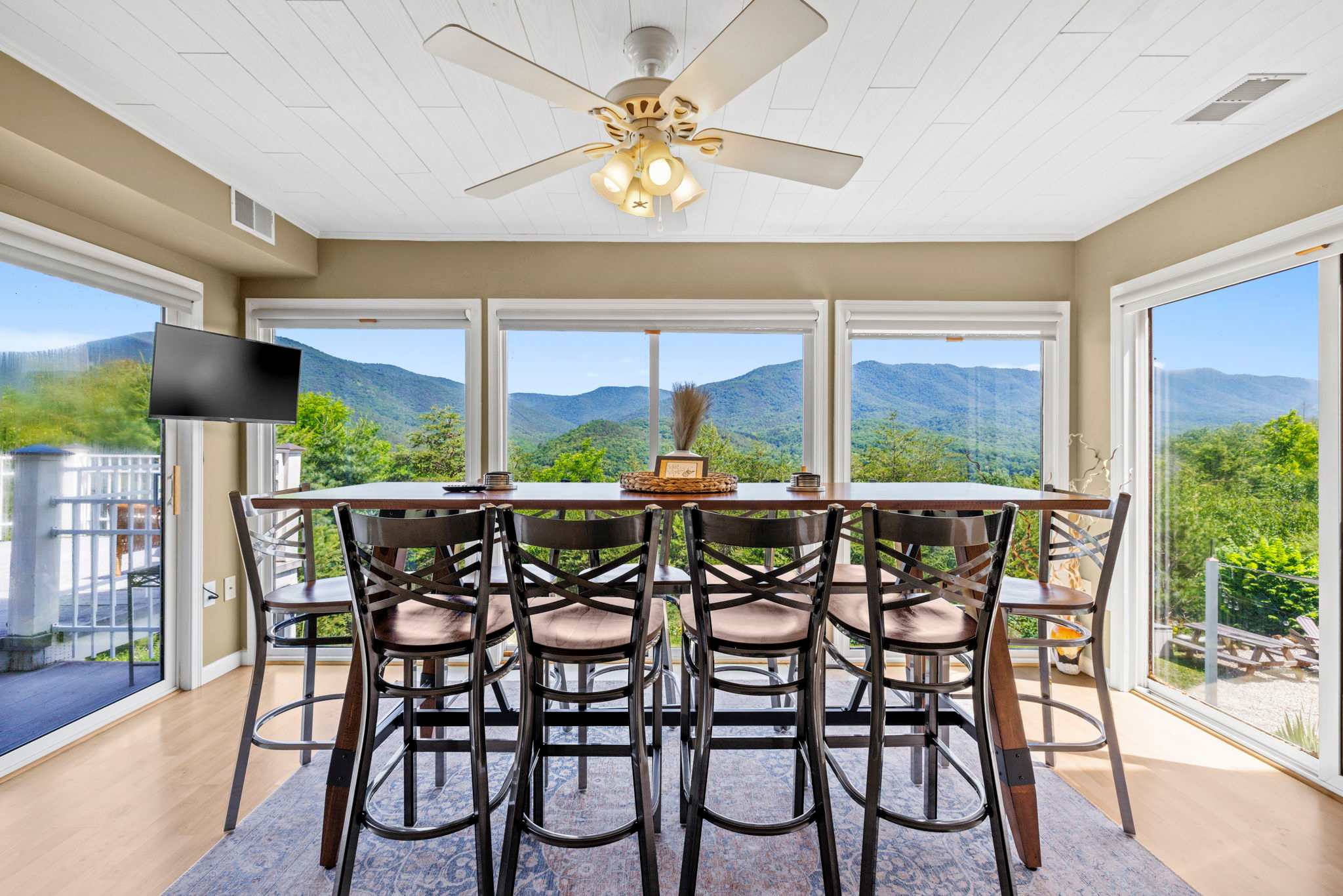 Secluded Retreat Endless Mtn Views, Rushing Stream