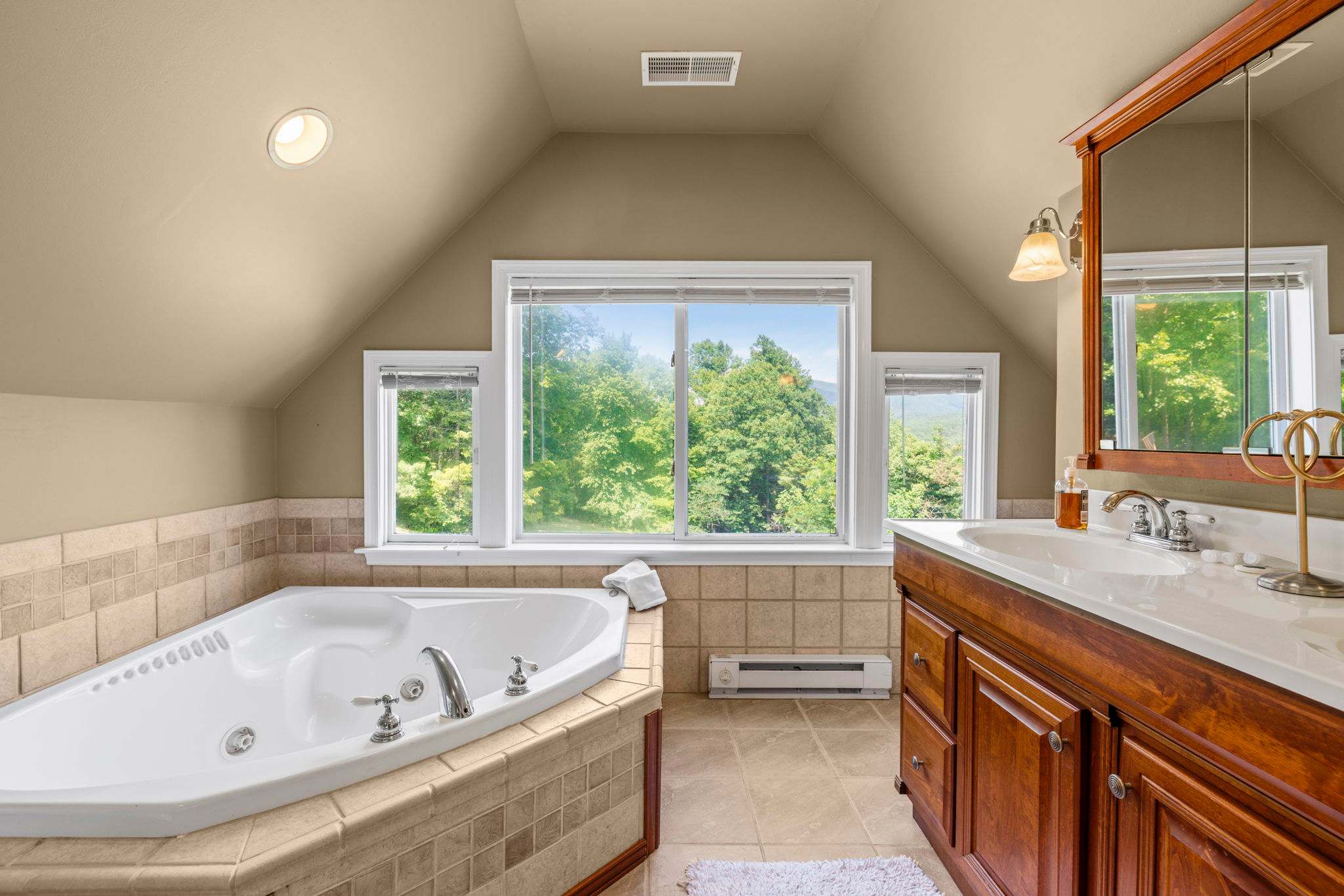 Secluded Retreat Endless Mtn Views, Rushing Stream