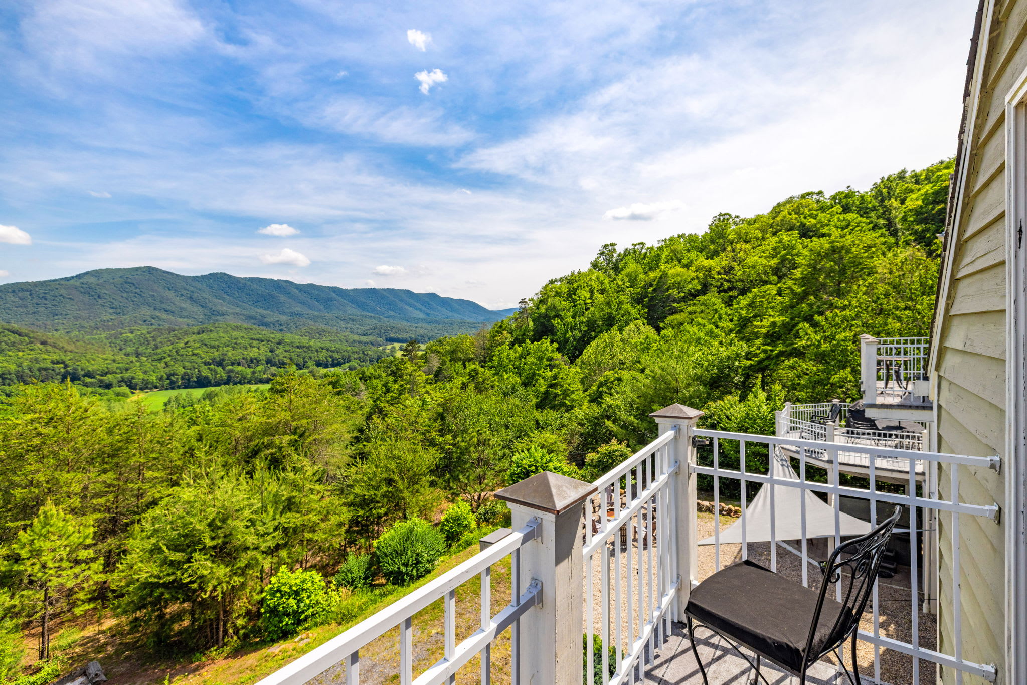 Secluded Retreat Endless Mtn Views, Rushing Stream