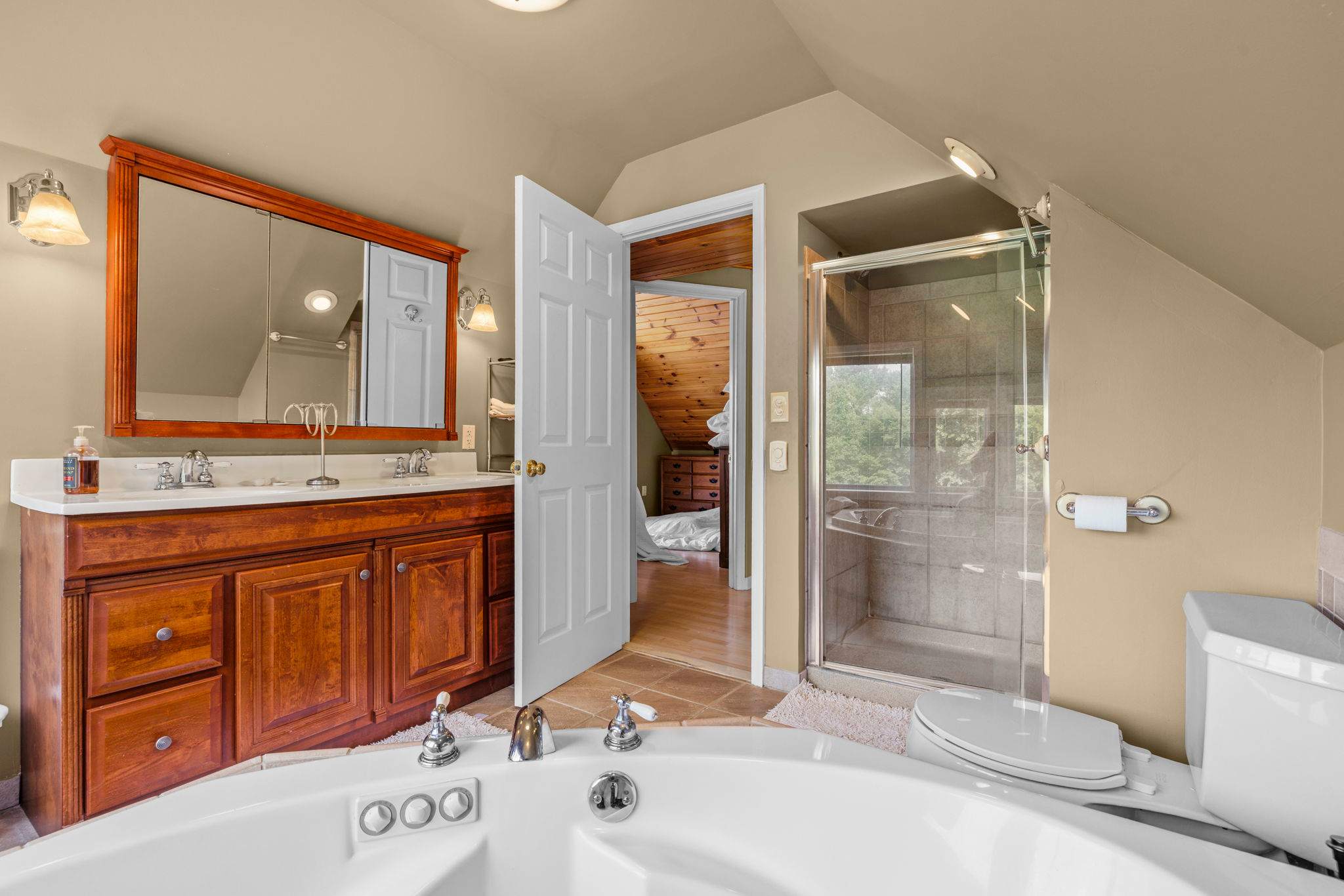 Secluded Retreat Endless Mtn Views, Rushing Stream