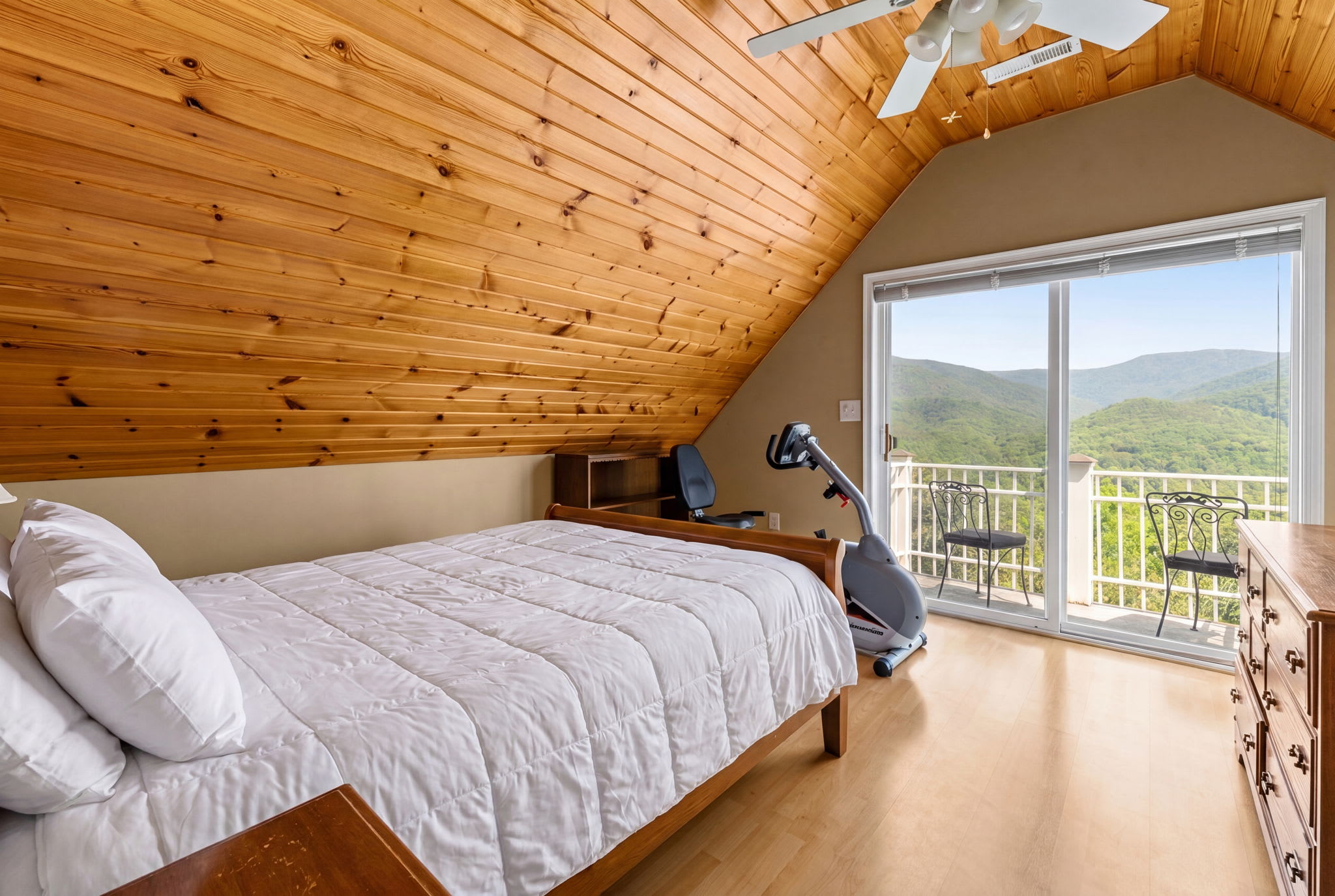 Secluded Retreat Endless Mtn Views, Rushing Stream