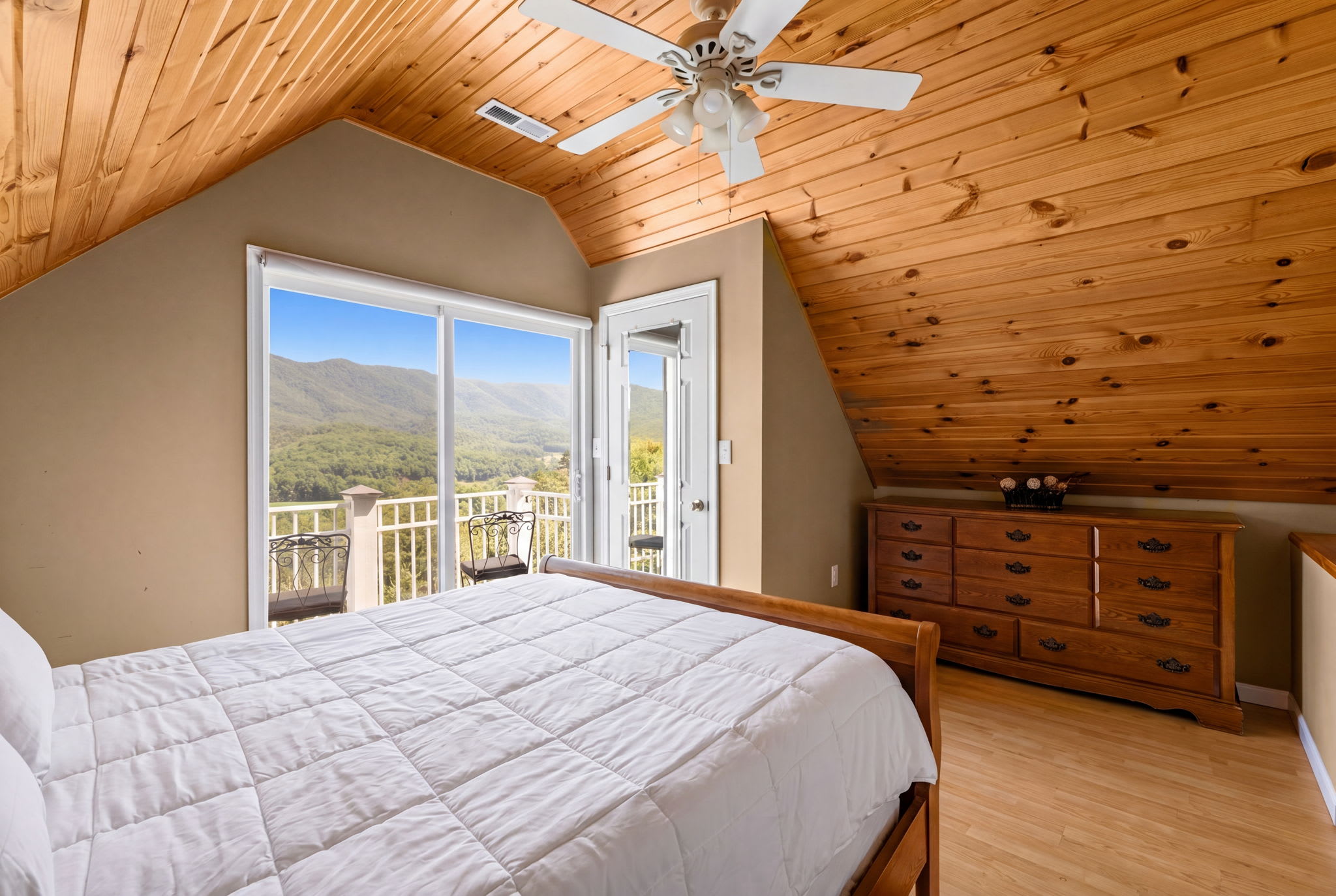 Secluded Retreat Endless Mtn Views, Rushing Stream