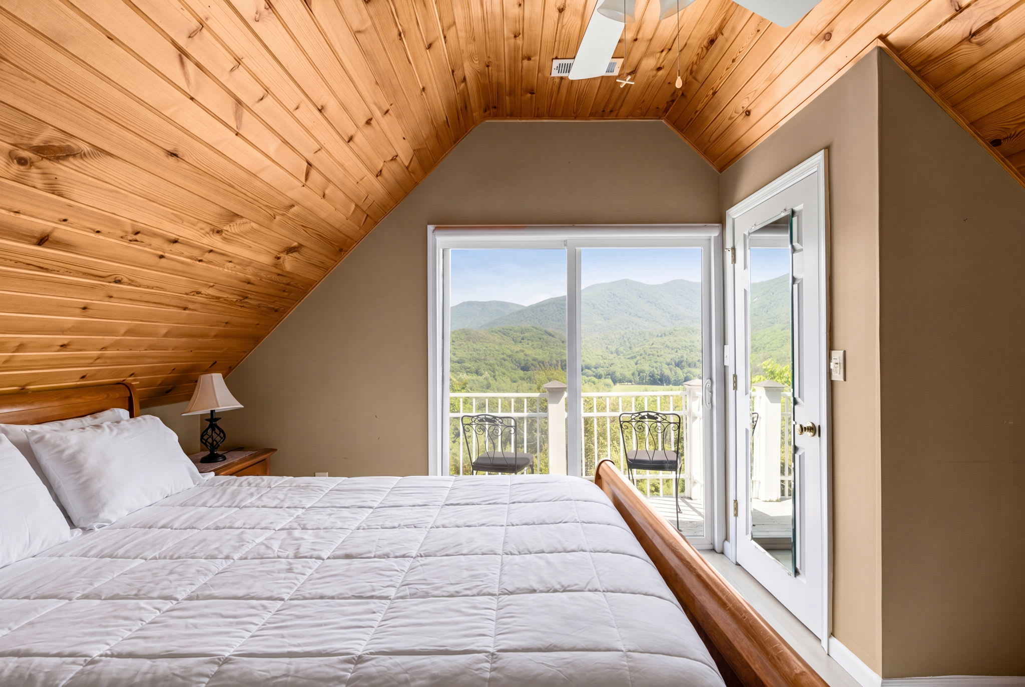 Secluded Retreat Endless Mtn Views, Rushing Stream
