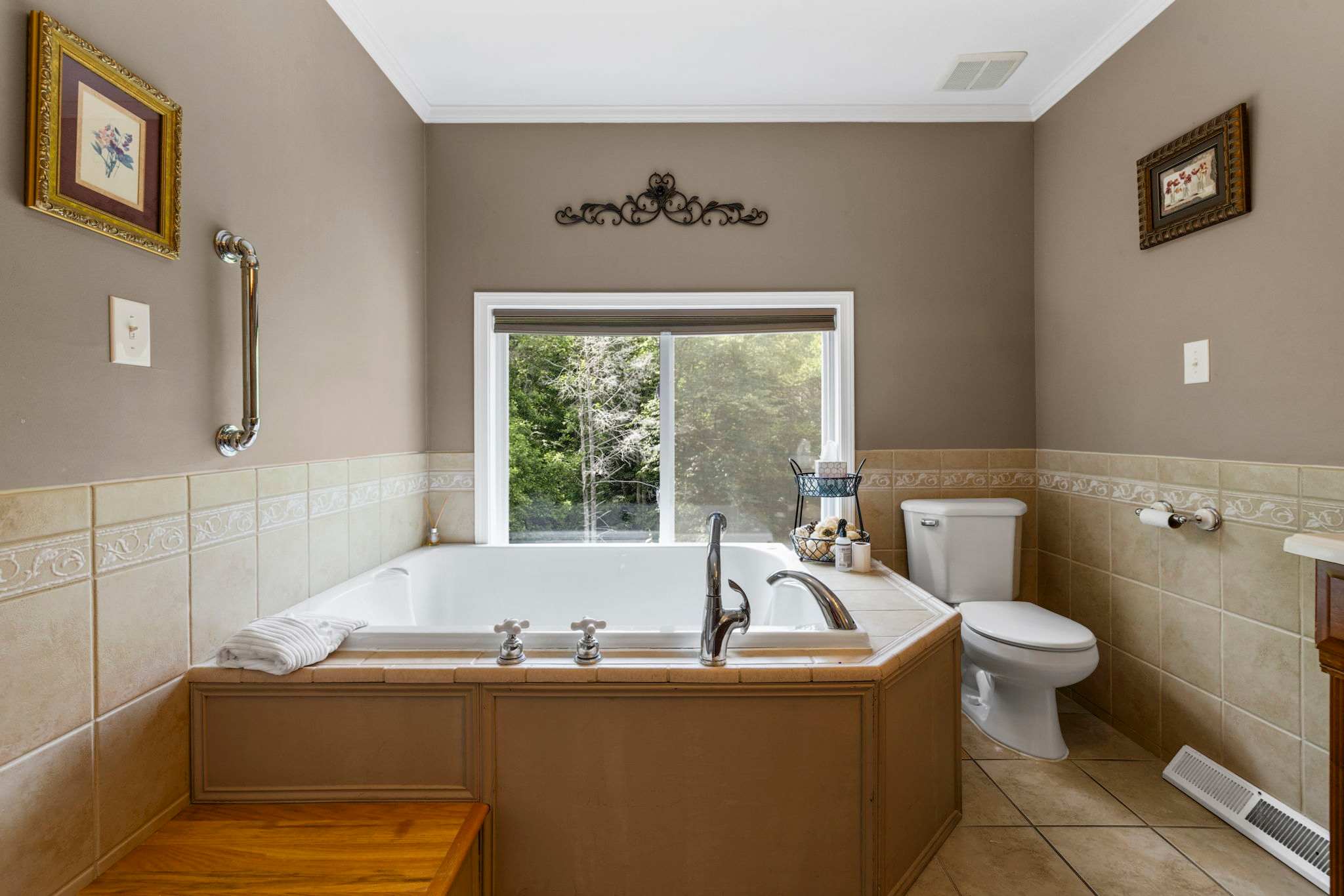 Secluded Retreat Endless Mtn Views, Rushing Stream