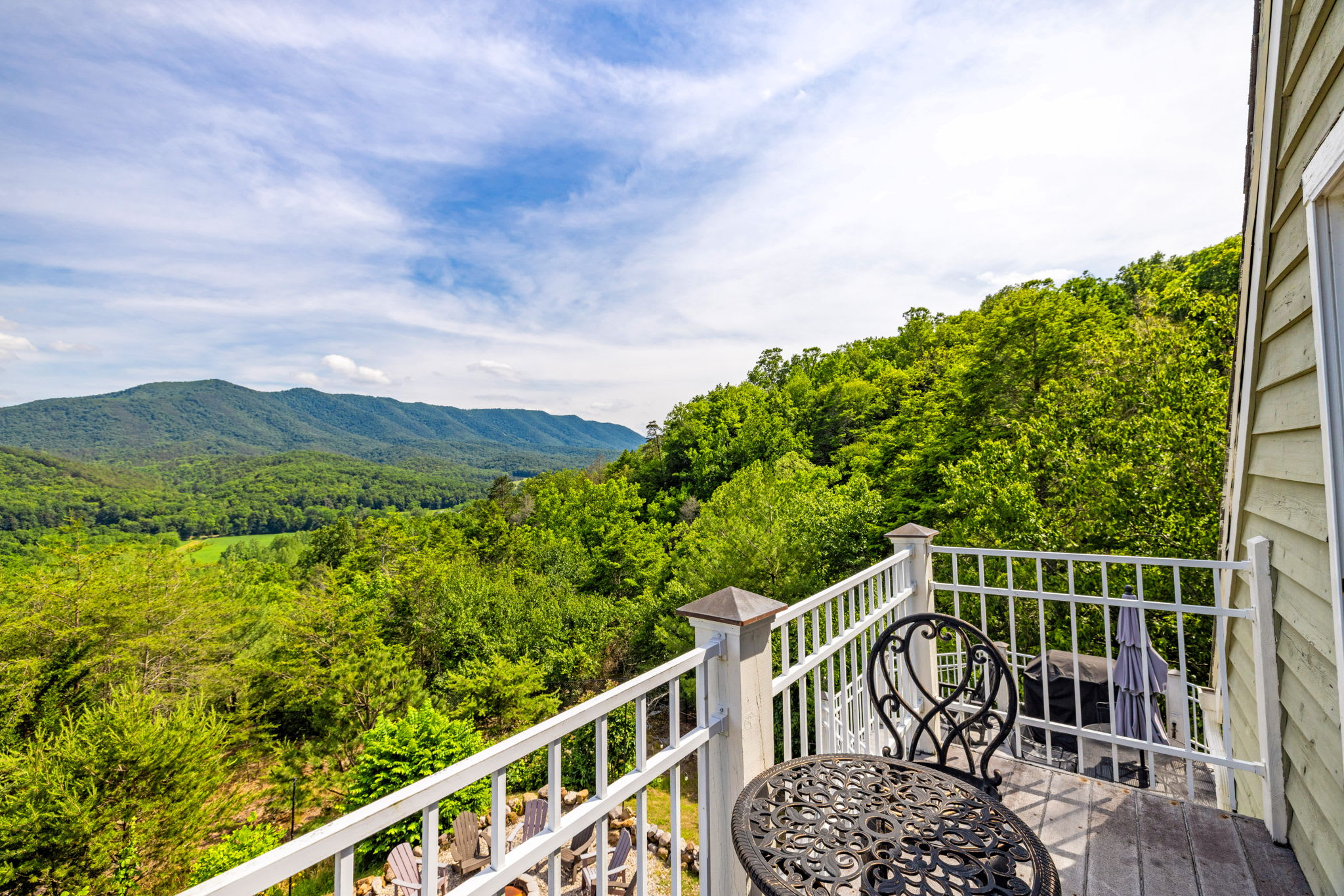 Secluded Retreat Endless Mtn Views, Rushing Stream