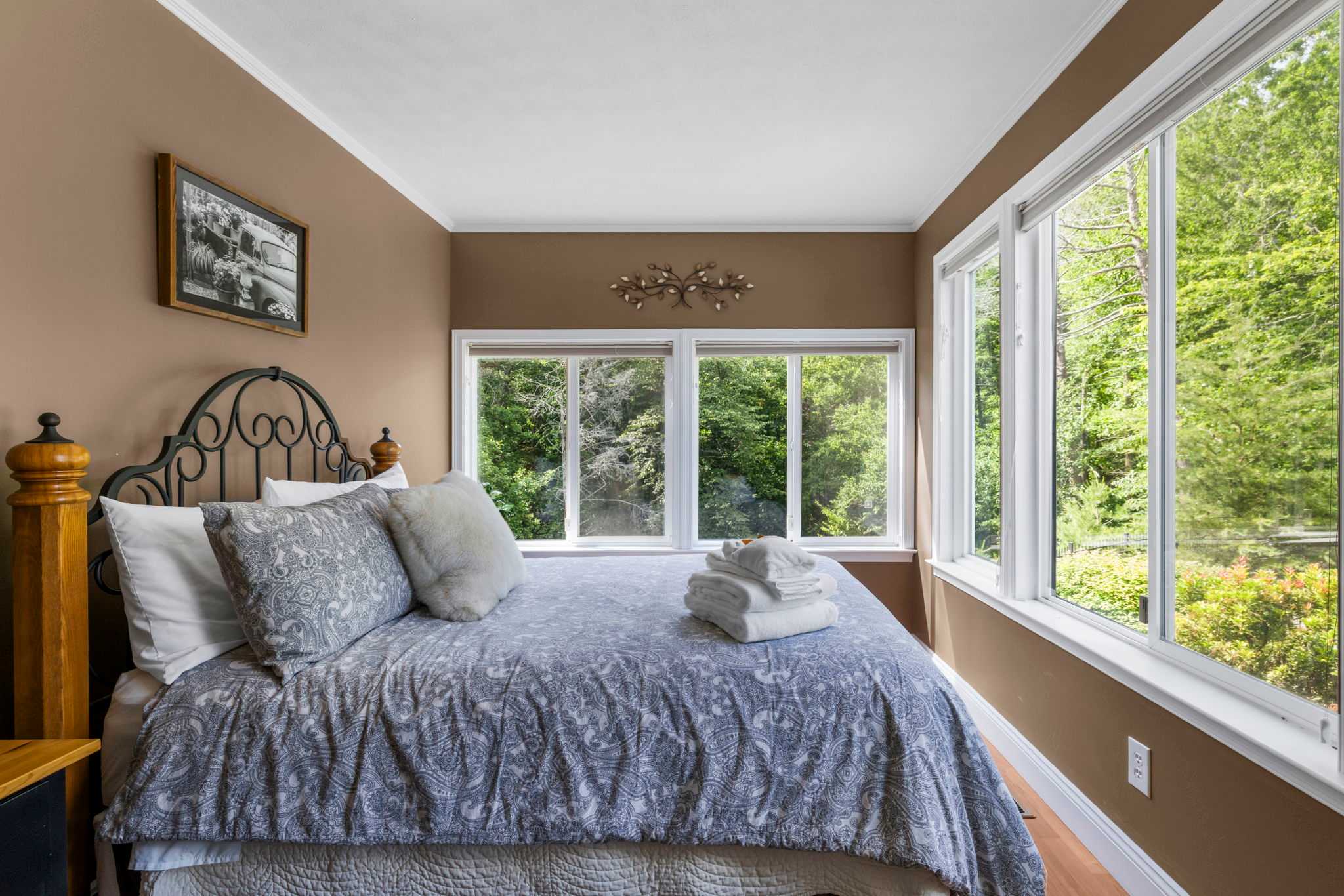 Secluded Retreat Endless Mtn Views, Rushing Stream