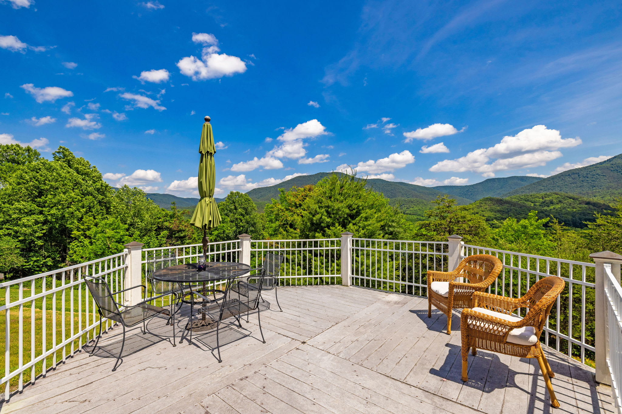 Secluded Retreat Endless Mtn Views, Rushing Stream