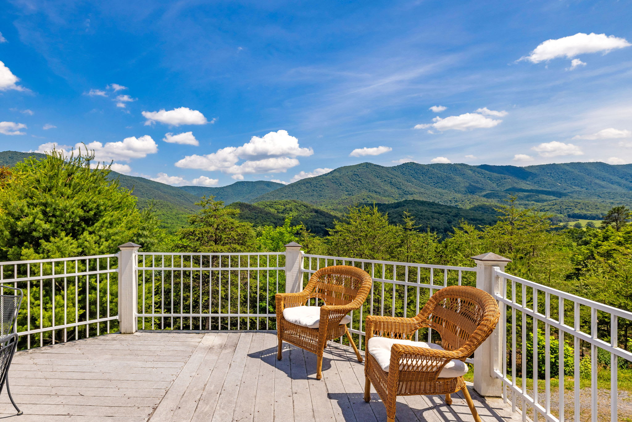 Secluded Retreat Endless Mtn Views, Rushing Stream
