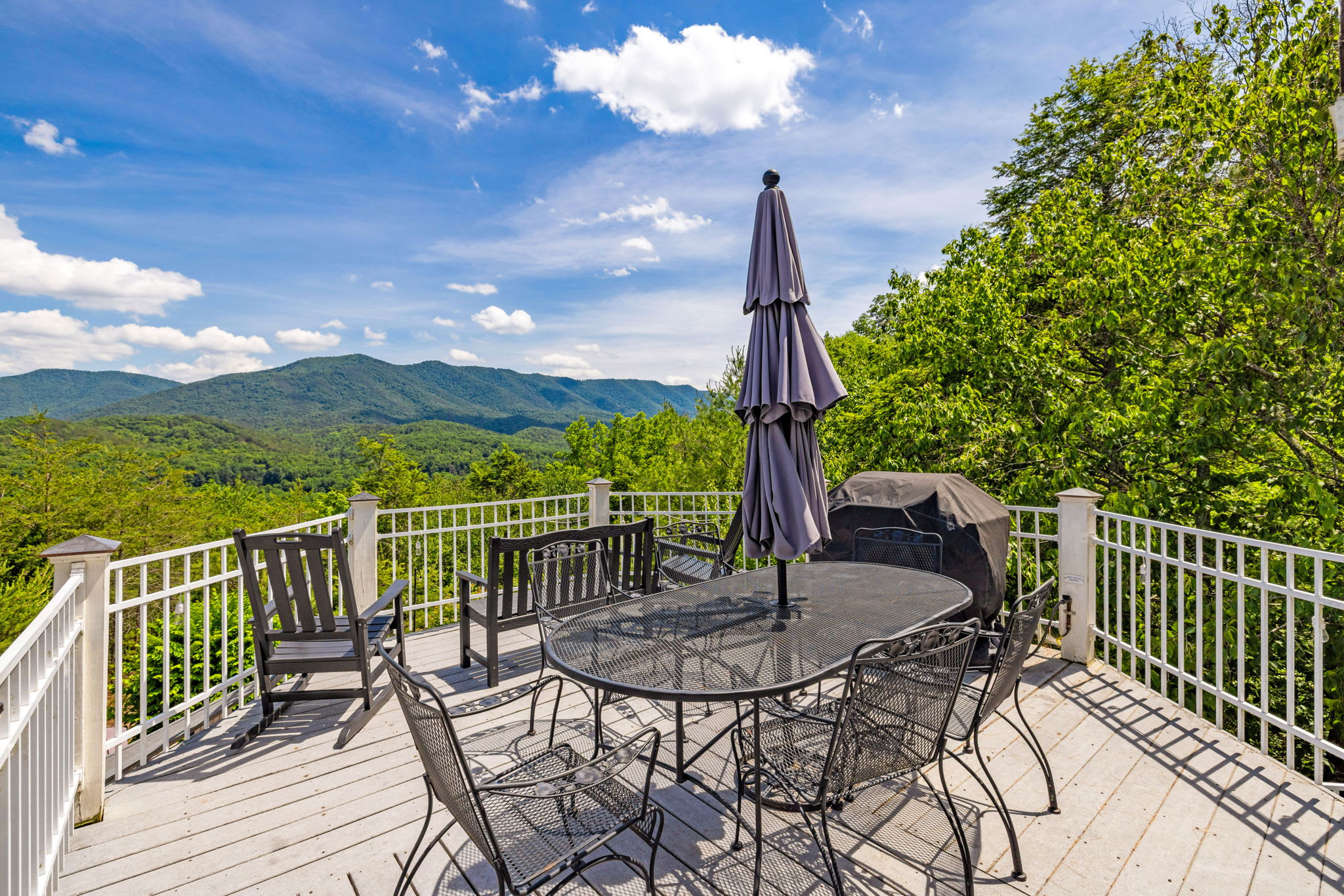 Secluded Retreat Endless Mtn Views, Rushing Stream