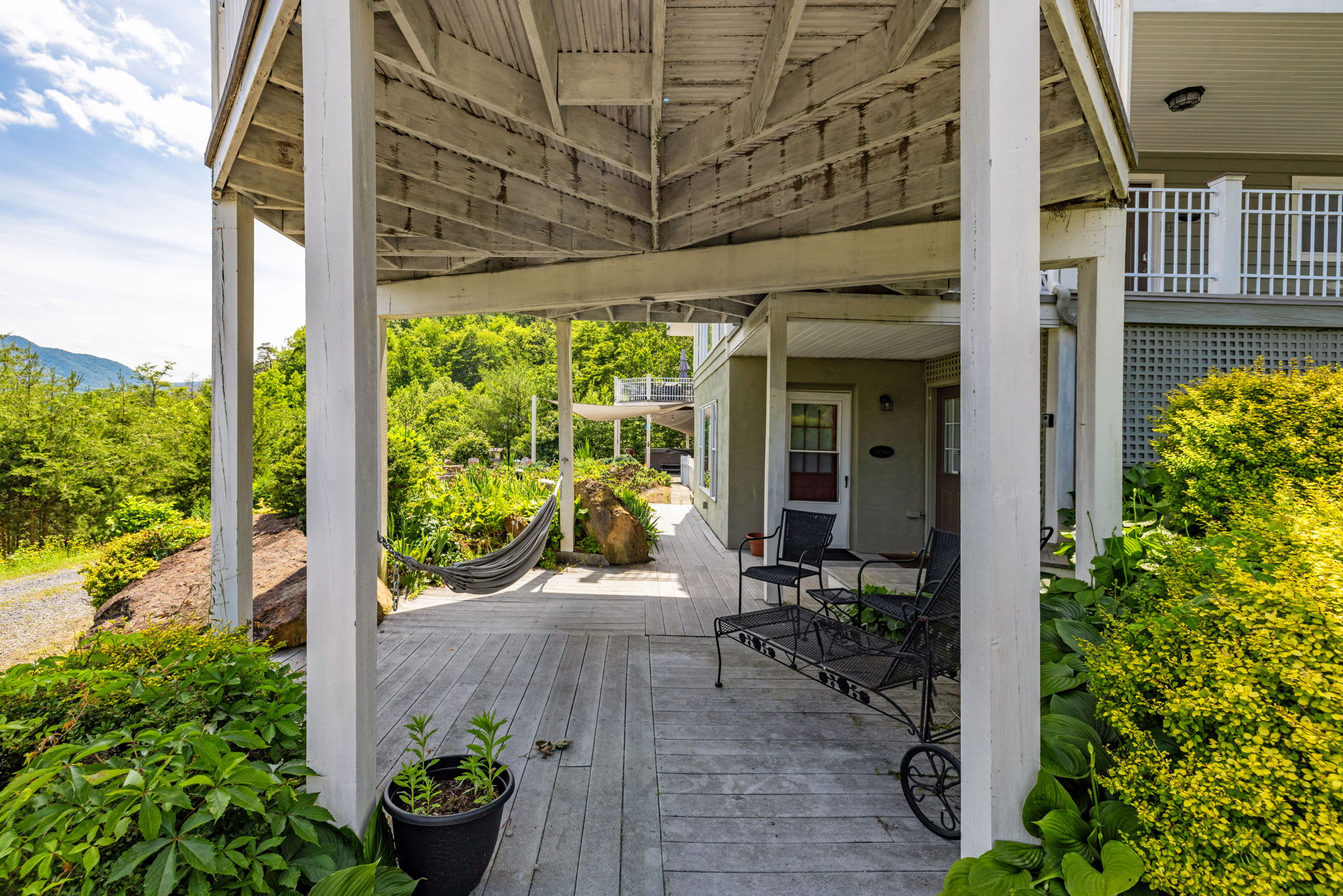 Secluded Retreat Endless Mtn Views, Rushing Stream