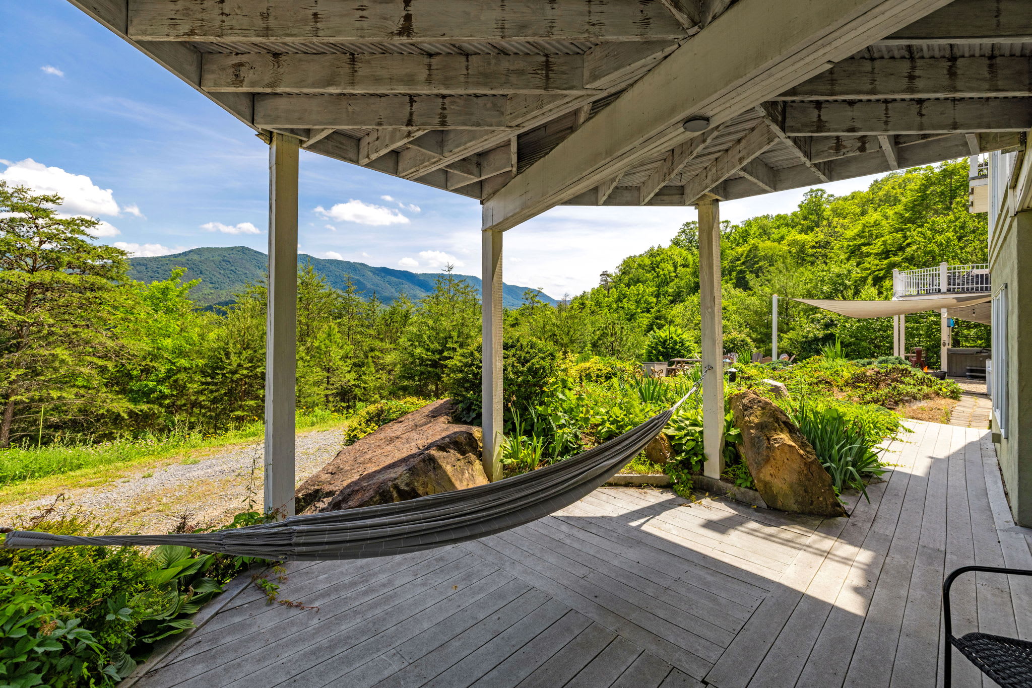 Secluded Retreat Endless Mtn Views, Rushing Stream