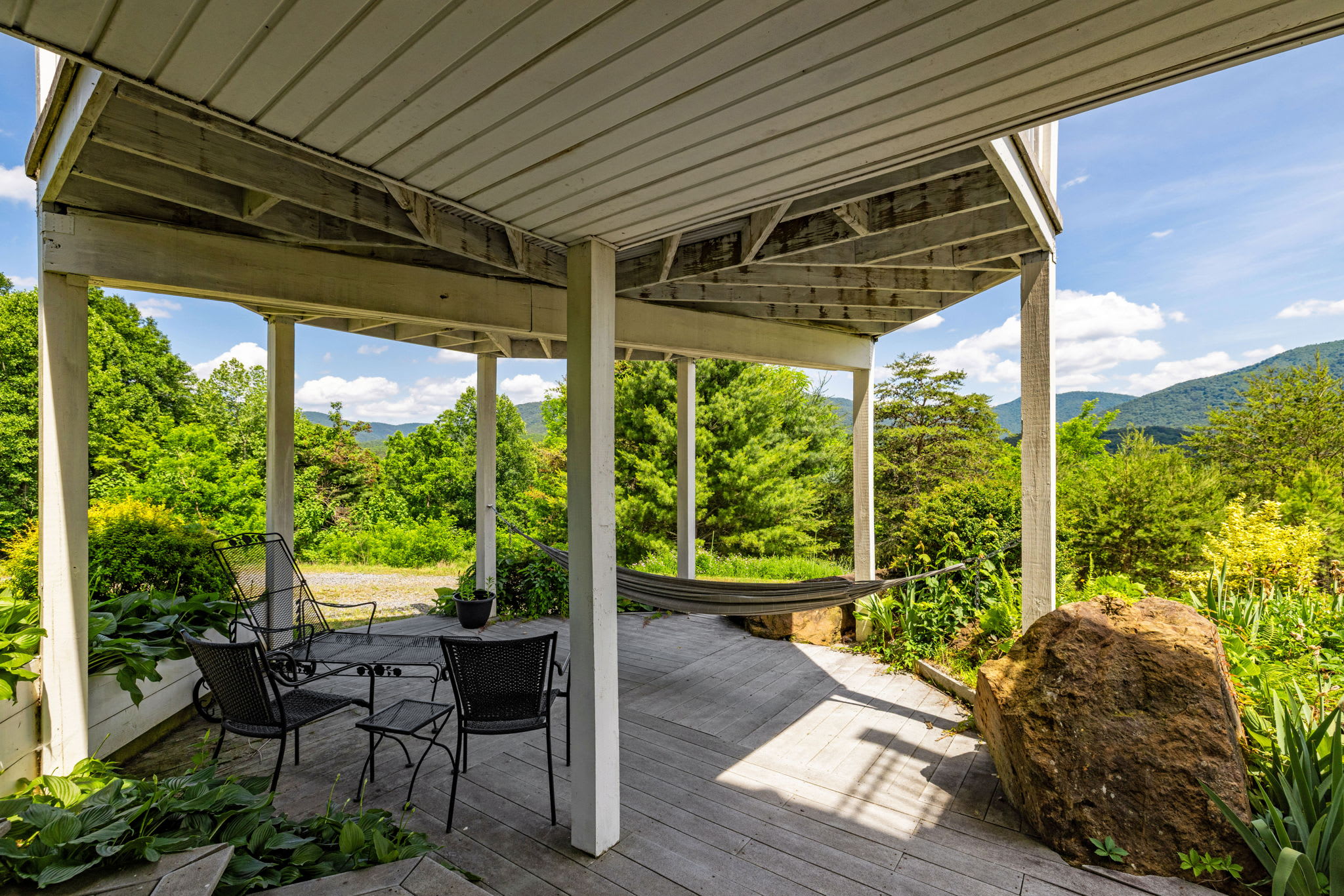 Secluded Retreat Endless Mtn Views, Rushing Stream