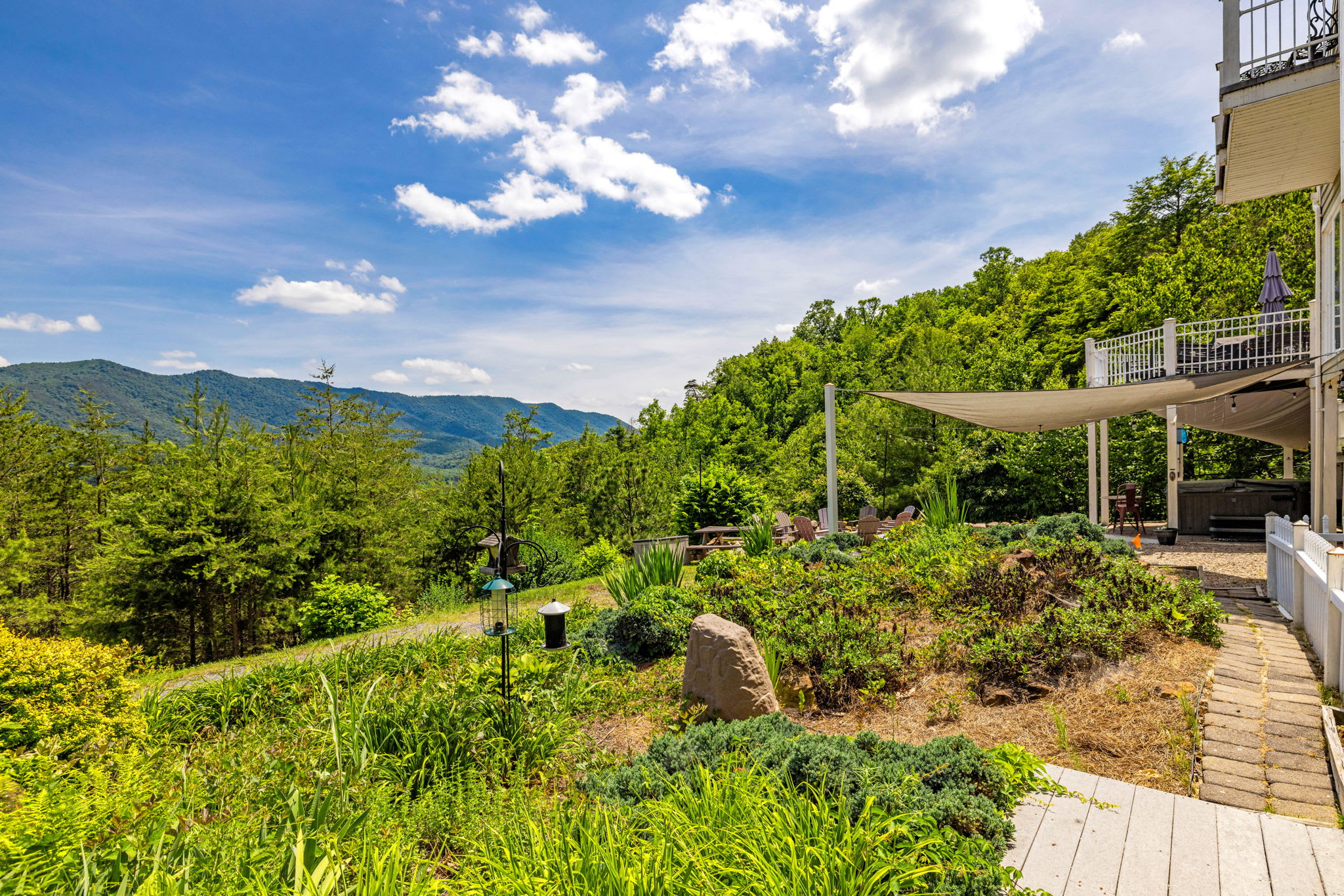 Secluded Retreat Endless Mtn Views, Rushing Stream
