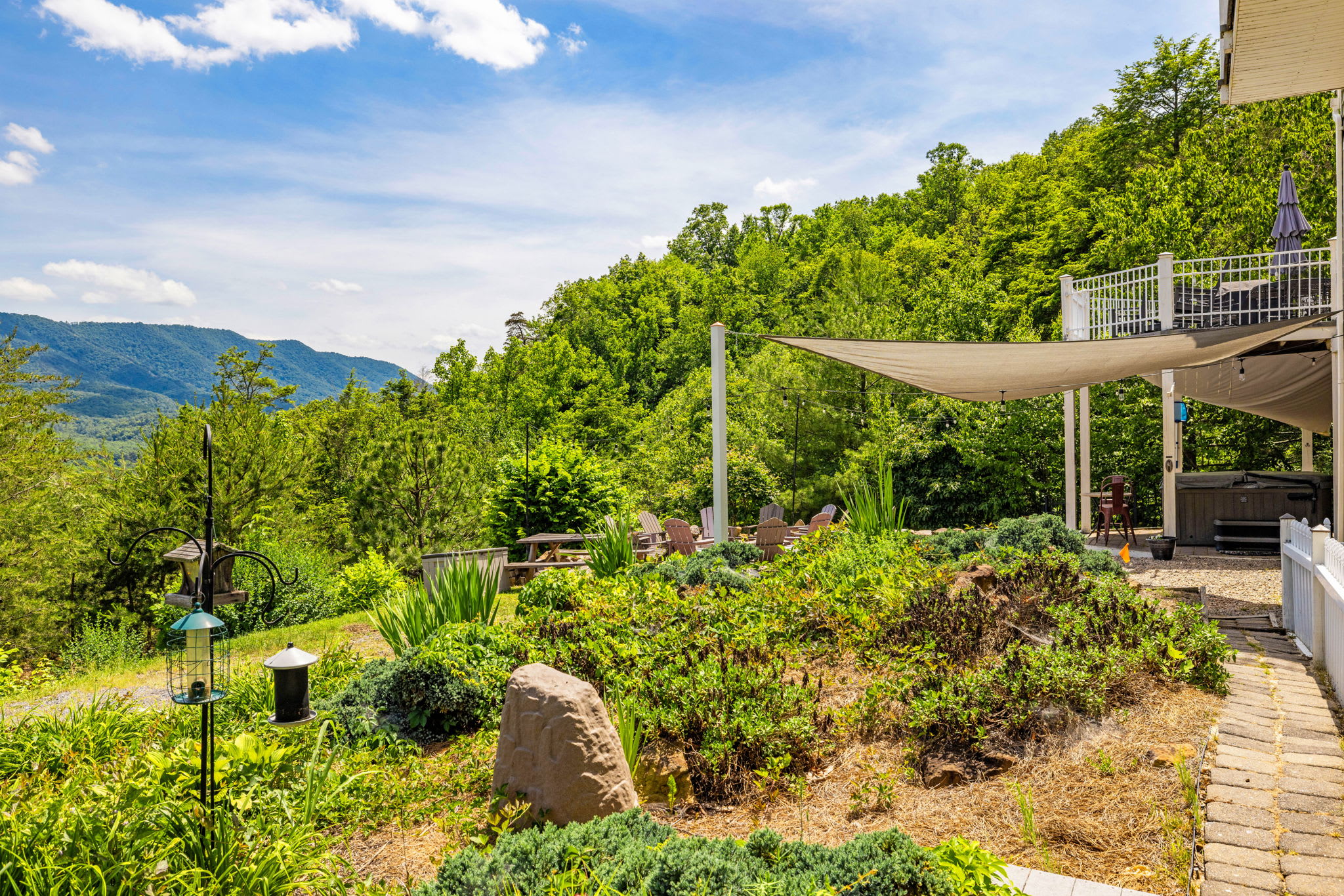 Secluded Retreat Endless Mtn Views, Rushing Stream