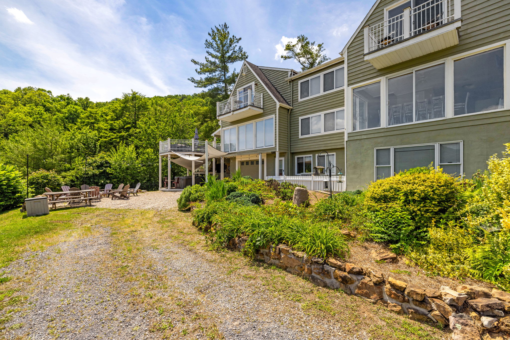 Secluded Retreat Endless Mtn Views, Rushing Stream