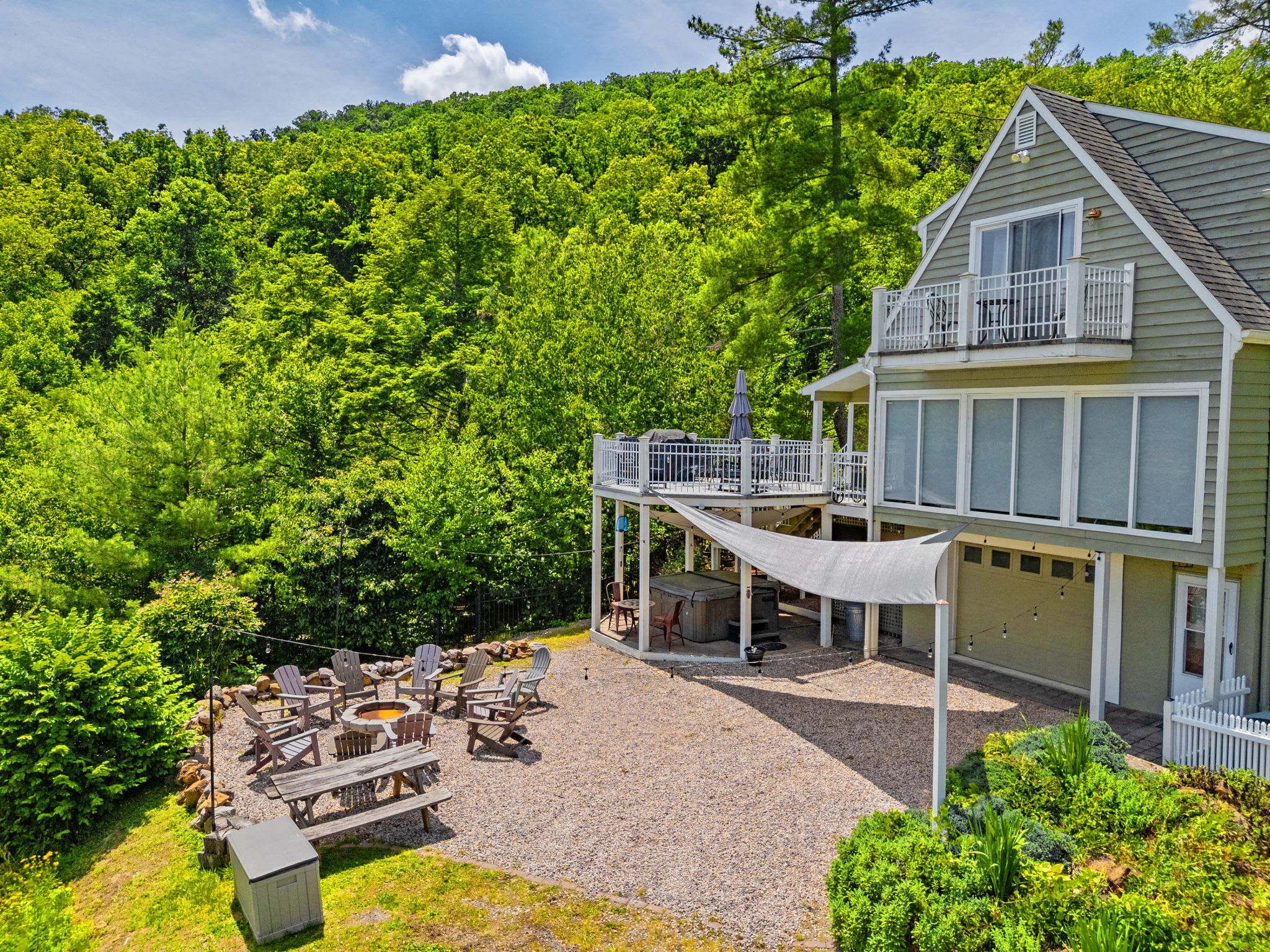 Secluded Retreat Endless Mtn Views, Rushing Stream
