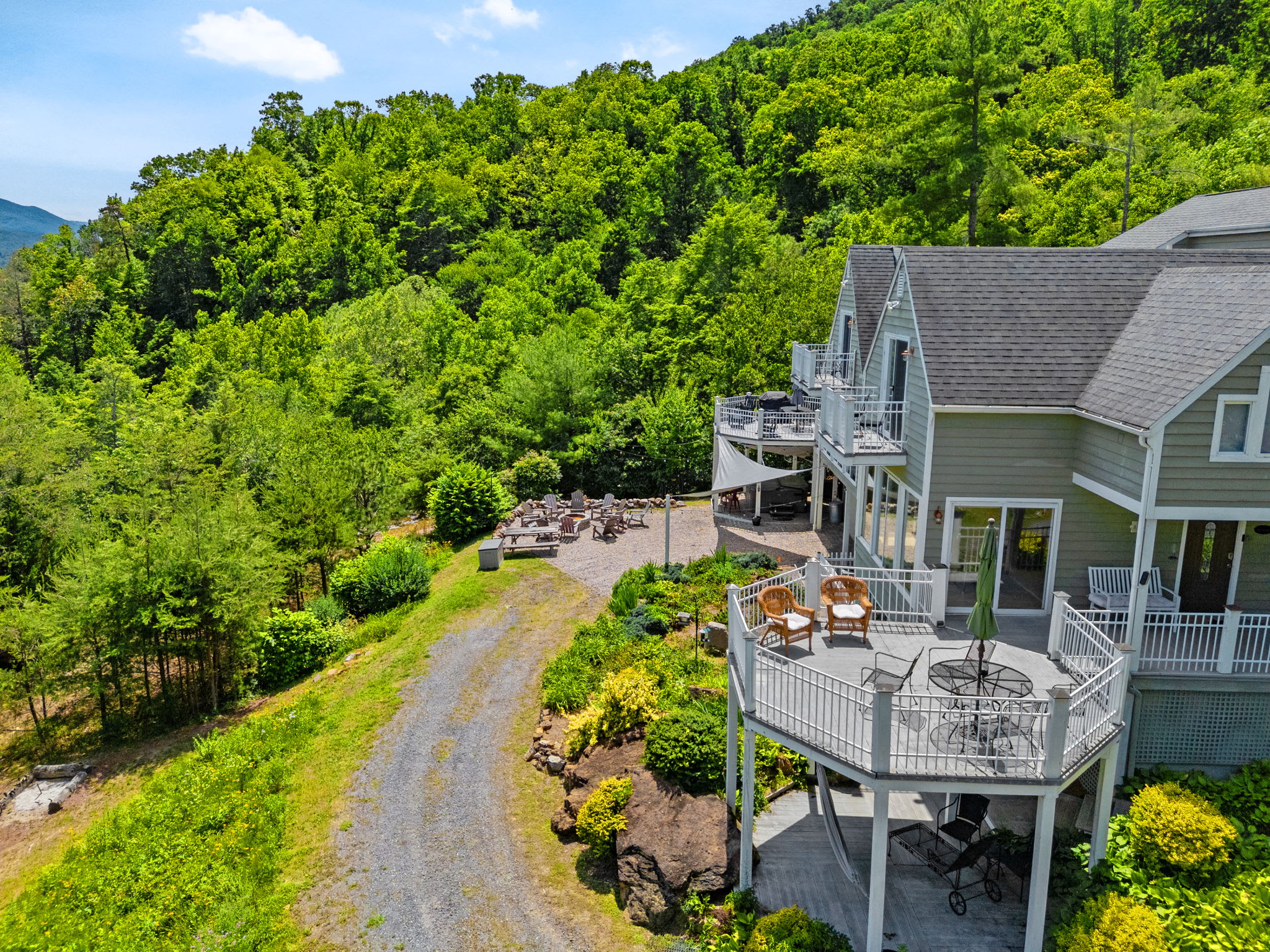 Secluded Retreat Endless Mtn Views, Rushing Stream