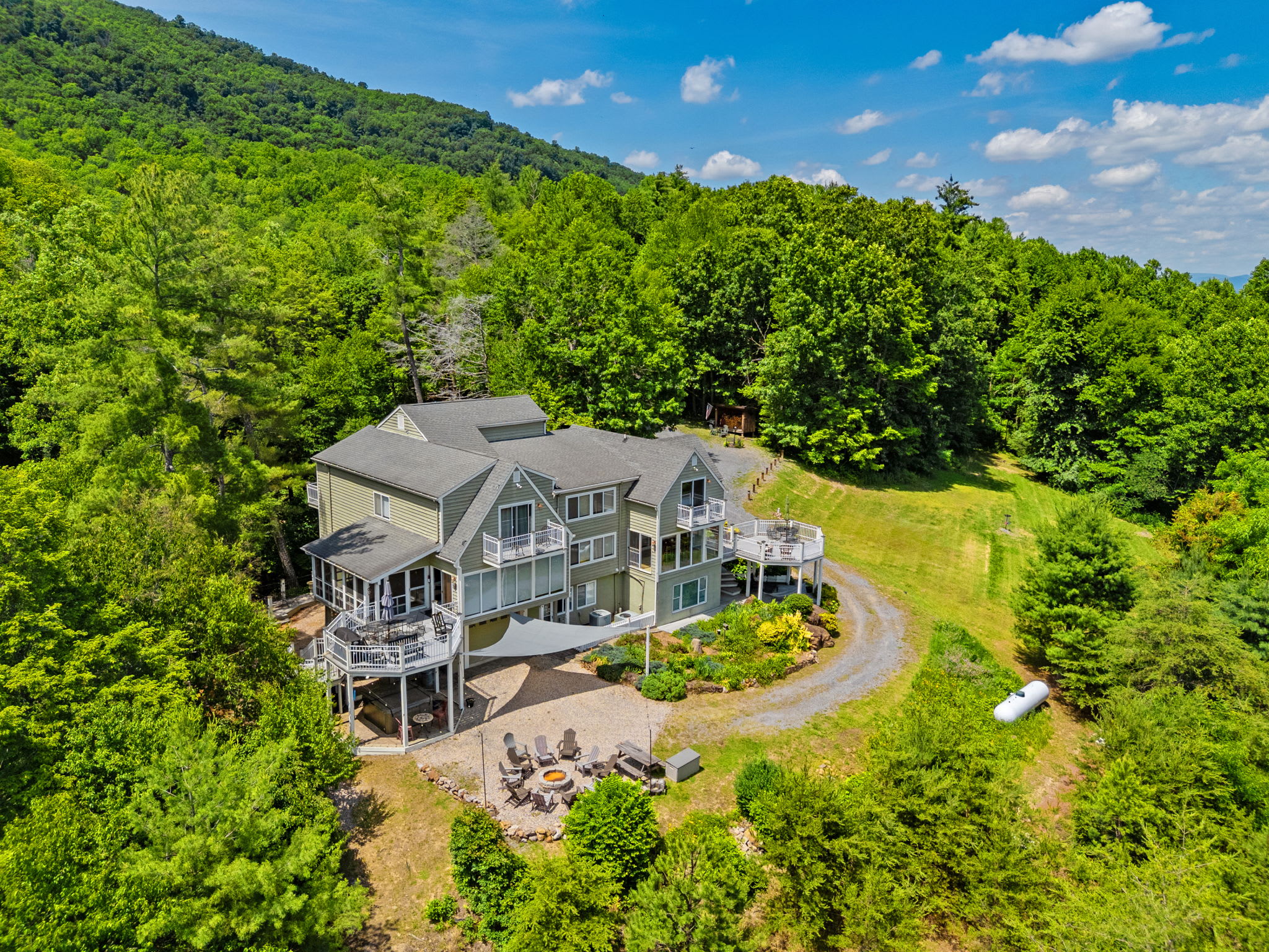 Secluded Retreat Endless Mtn Views, Rushing Stream