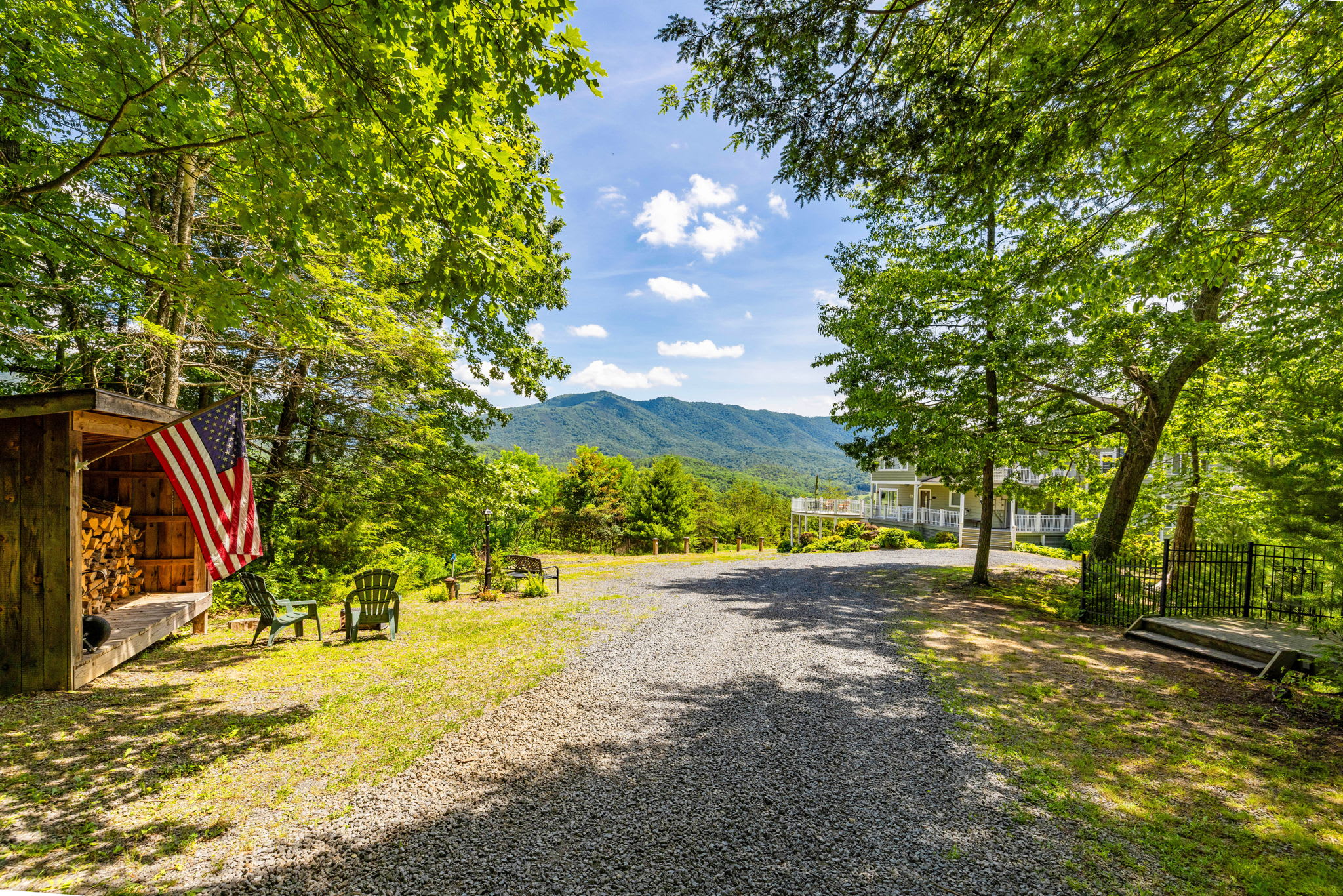 Secluded Retreat Endless Mtn Views, Rushing Stream