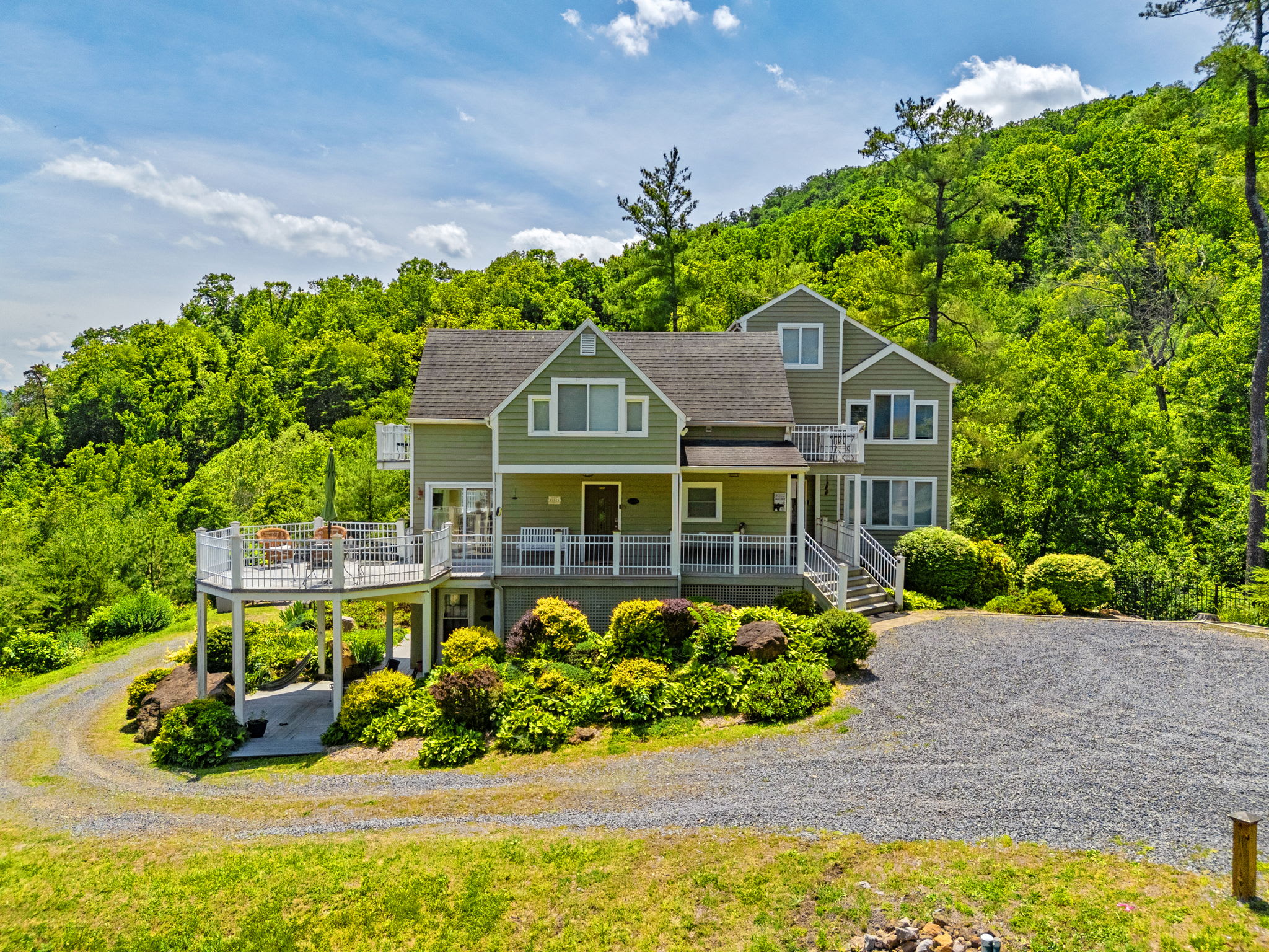 Secluded Retreat Endless Mtn Views, Rushing Stream