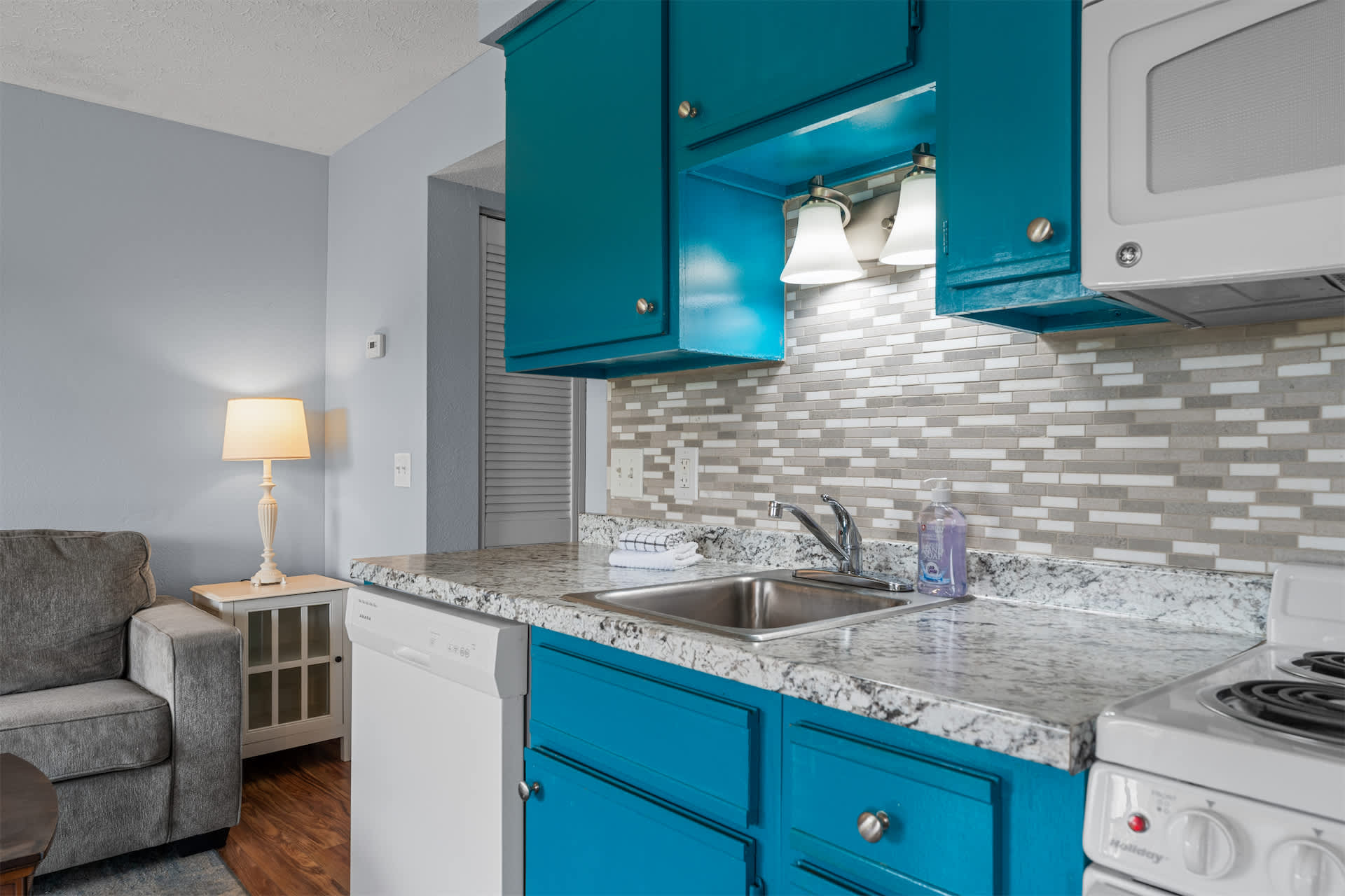 The cheerful kitchen is well equipped with all the comforts of home​