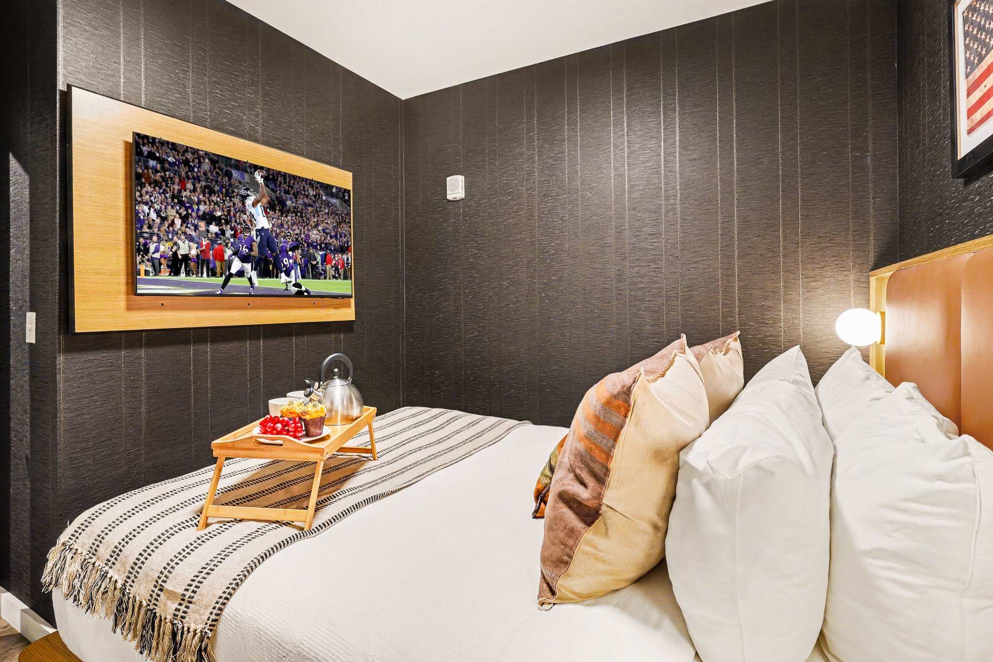 2nd Bedroom featuring a Queen bed, smart TV, closet space, and a Jack-n-Jill en-suite bathroom.